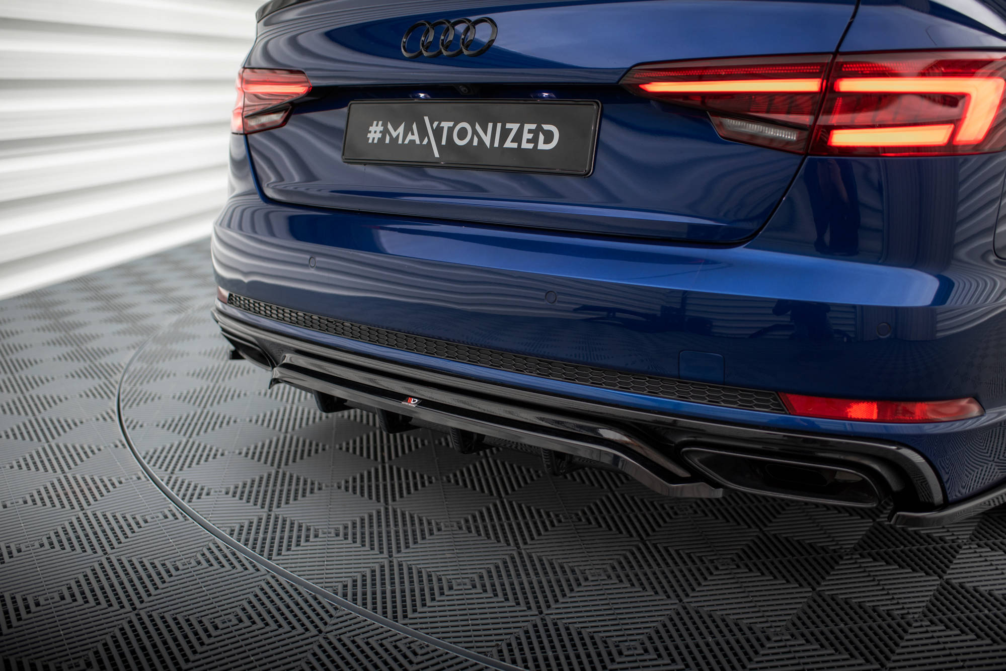 Street+ Mittlerer Diffusor RACE Heck Ansatz passend für Audi A4 Competition B9 schwarz Hochglanz