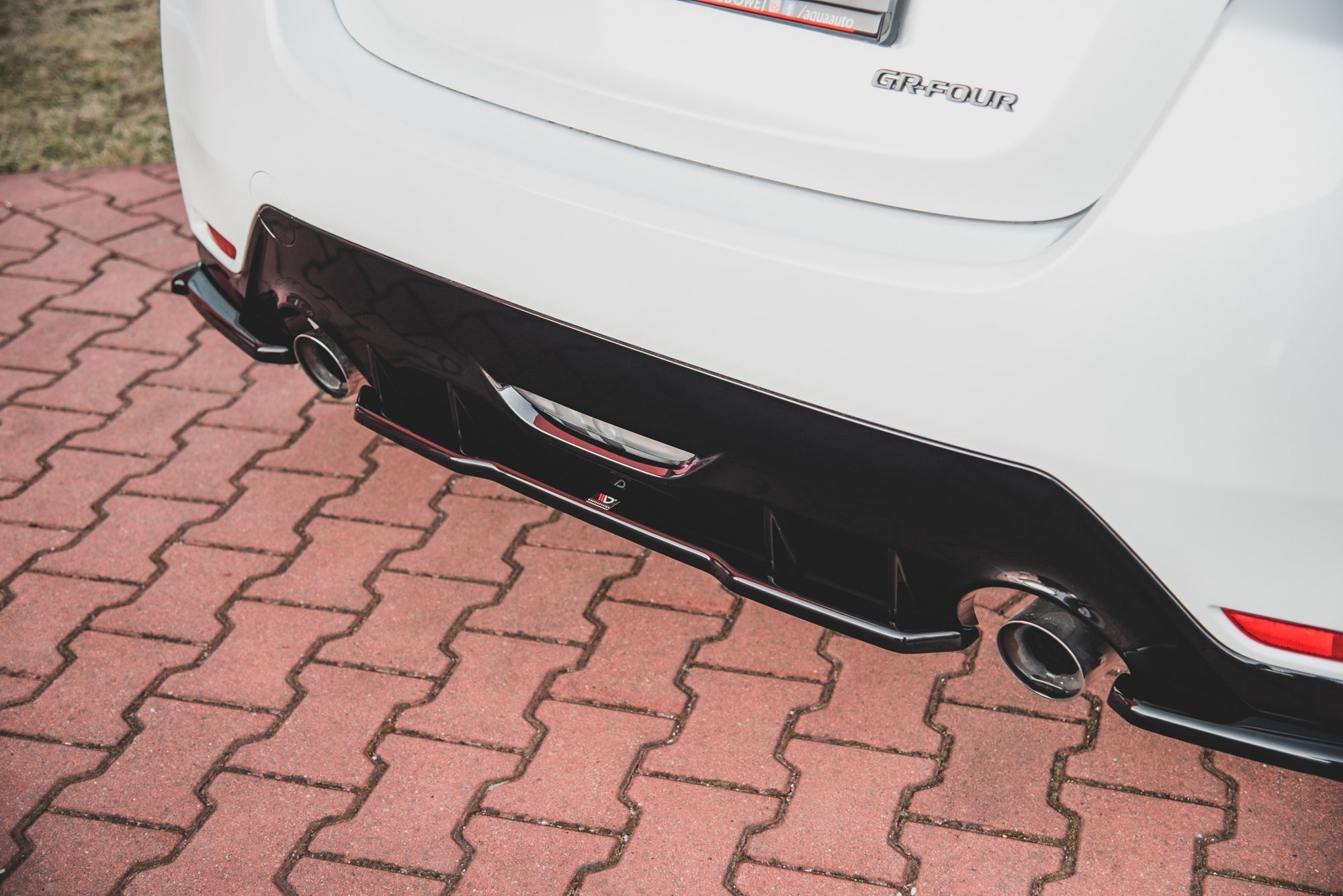 Street+ Mittlerer Diffusor Heck Ansatz RACE passend für Toyota GR Yaris Mk4 Carbon Look