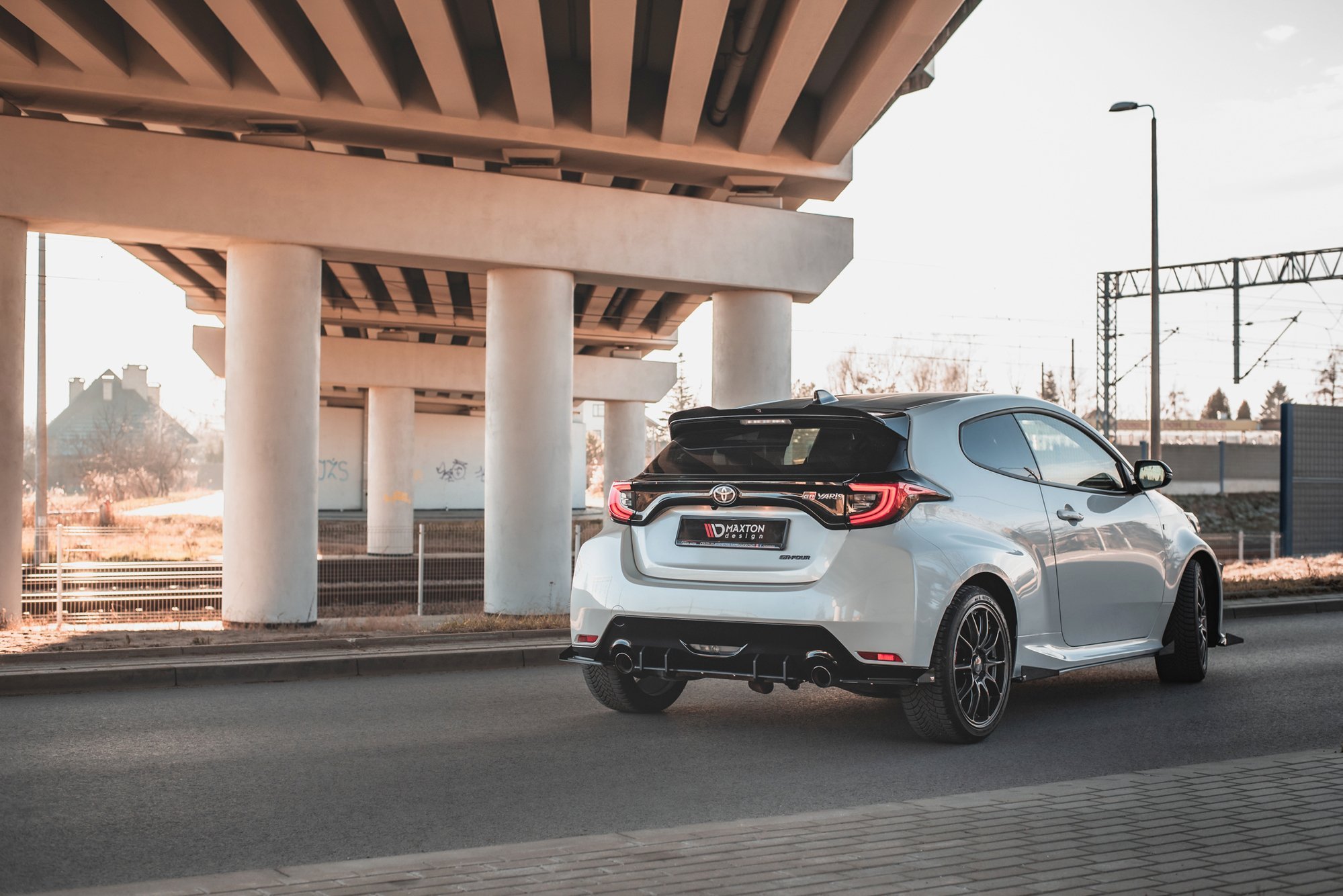 Street Pro Heckschürze Heck Ansatz Diffusor passend für Toyota GR Yaris Mk4 schwarz-rot