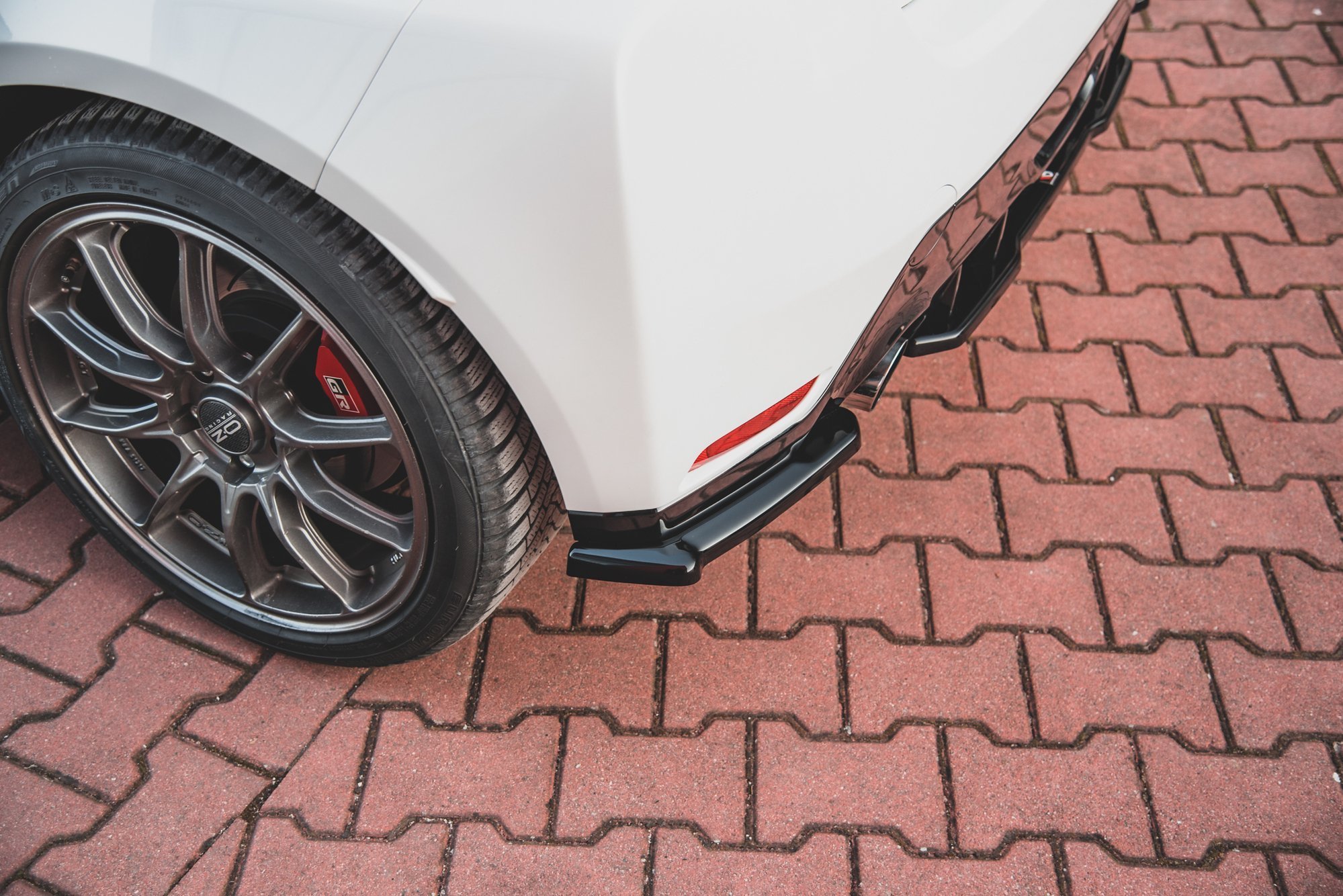 Street+ Heck Ansatz Flaps V.1 passend für Toyota GR Yaris Mk4 schwarz Hochglanz