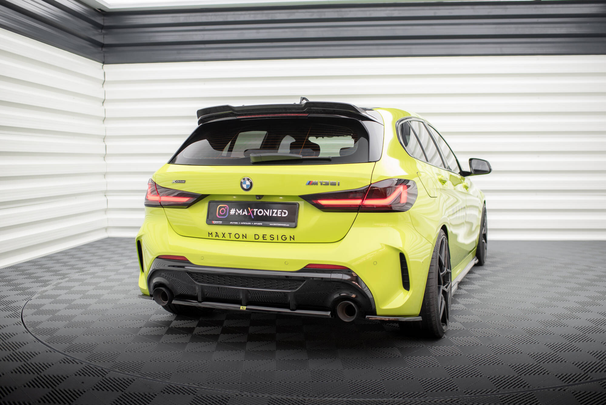 Street+ Mittlerer Diffusor Heck Ansatz V.2 passend für BMW M135i F40 schwarz Hochglanz