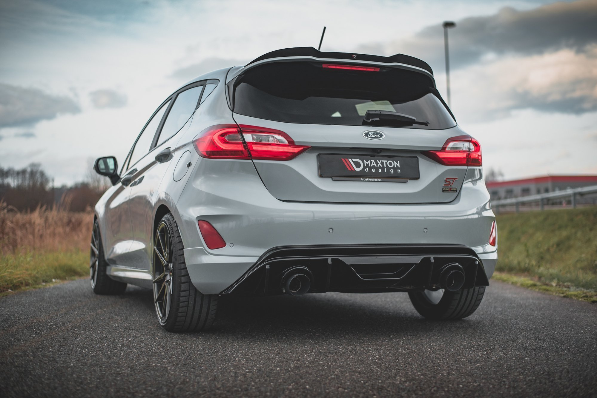 Heckansatz Diffusor passend für Ford Fiesta ST mk8 schwarz Hochglanz+Milltek Sport Auspuffverlängerung poliert