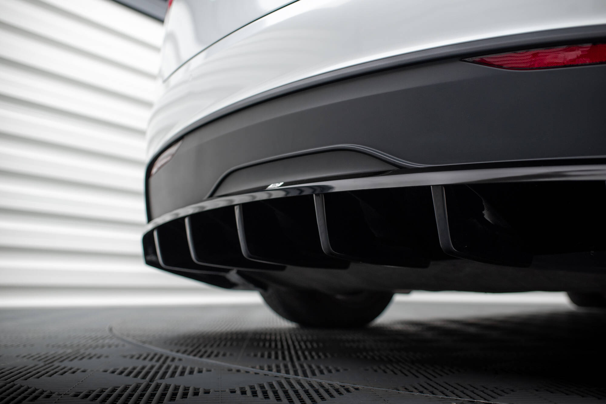Diffusor Heckansatz passend für Tesla Model X Mk1 FL schwarz Hochglanz