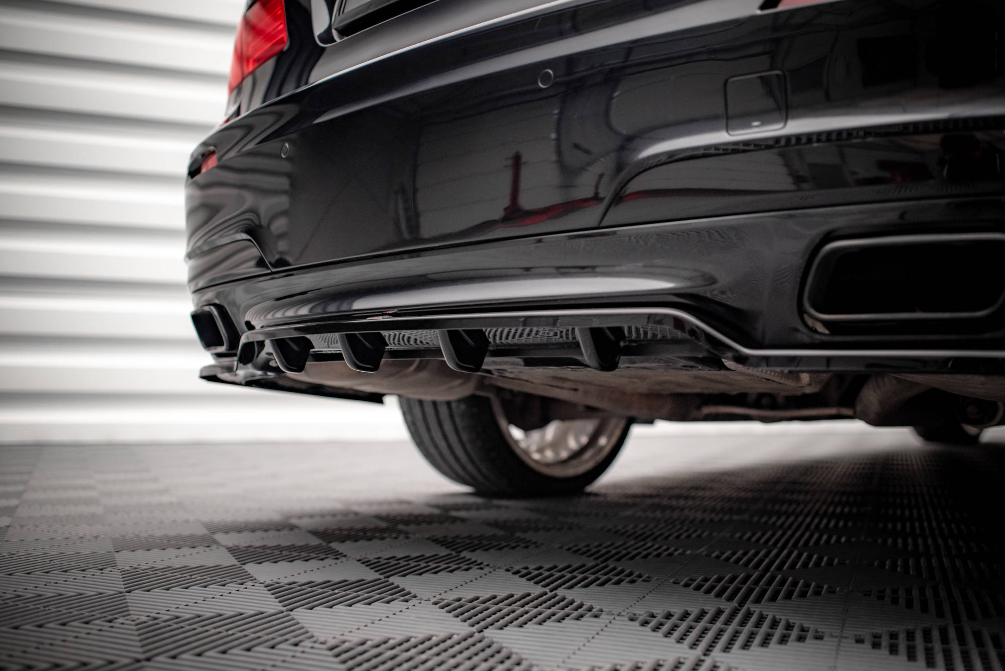 Street+ Mittlerer Diffusor RACE Heck Ansatz passend für BMW 7 M-Paket F01 schwarz Hochglanz