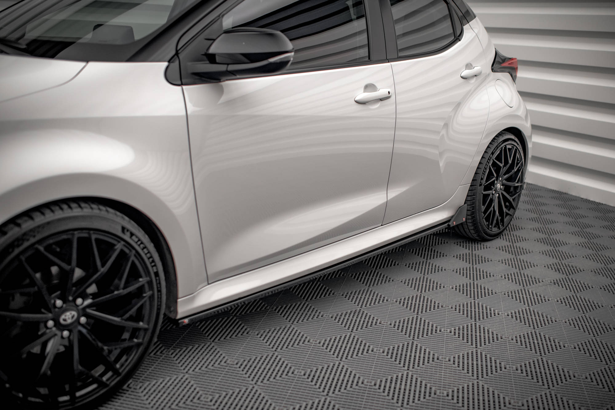 Street+ Seitenschweller Leisten V.1 + Flaps passend für Toyota Yaris Mk4