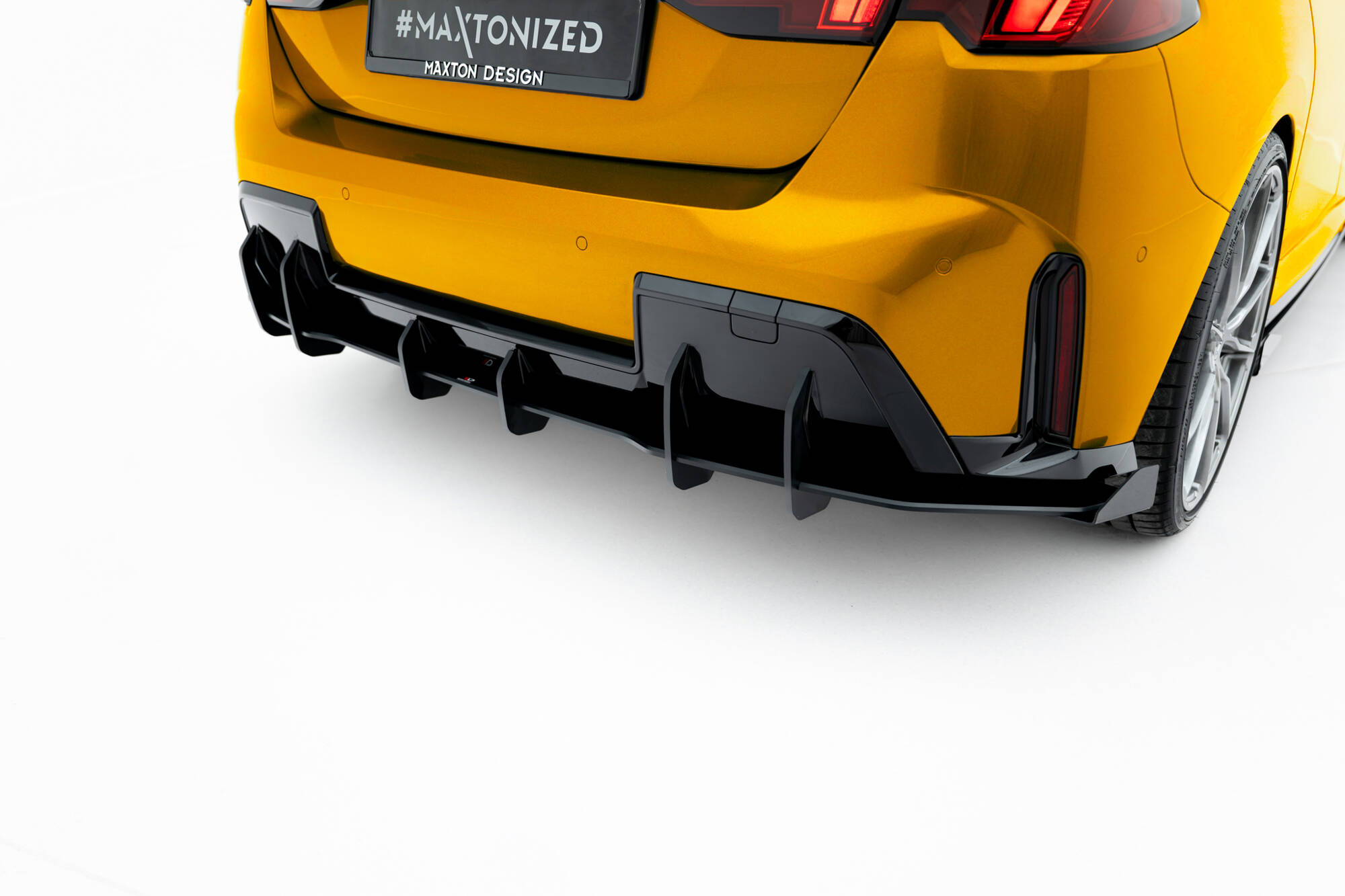 Street Pro Heckschürze Heck Ansatz Diffusor + Flaps passend für BMW 1er M-Paket F70 schwarz Hochglanz