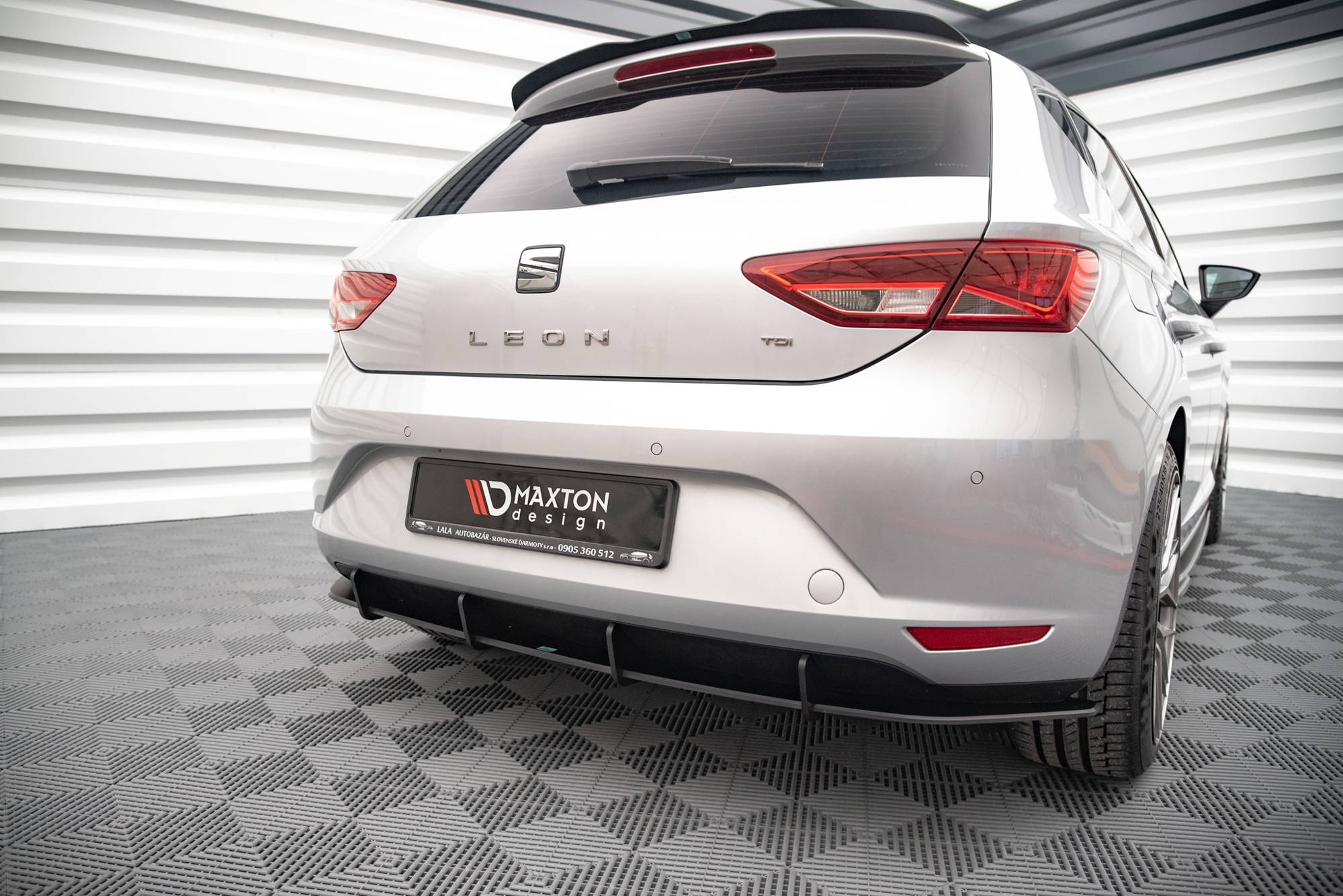 Street Pro Heckschürze Heck Ansatz Diffusor passend für Seat Leon Hatchback Mk3 schwarz-rot