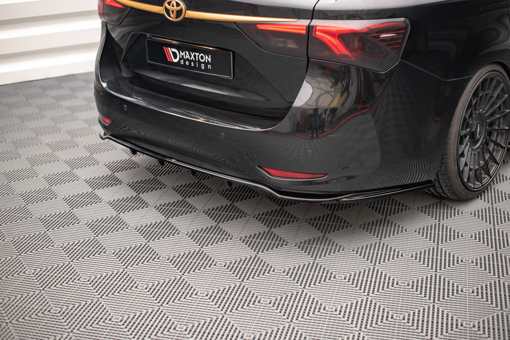 Street+ Mittlerer Diffusor RACE Heck Ansatz passend für Toyota Avensis Wagon Mk3 FL schwarz Hochglanz