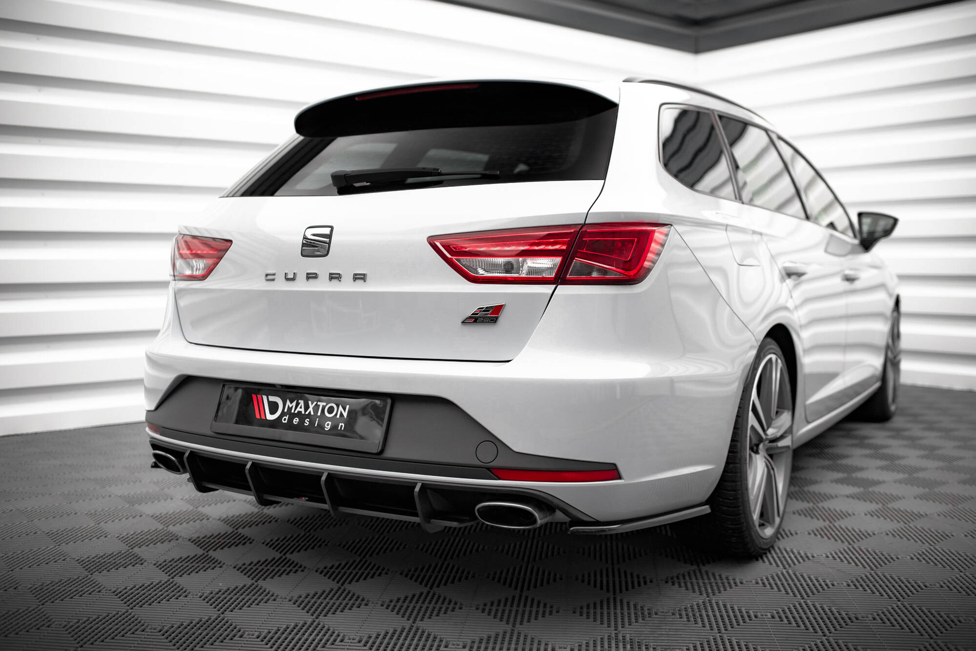 Street Pro Heckschürze Heck Ansatz Diffusor passend für Seat Leon CUPRA Sportstourer Mk3 schwarz-rot