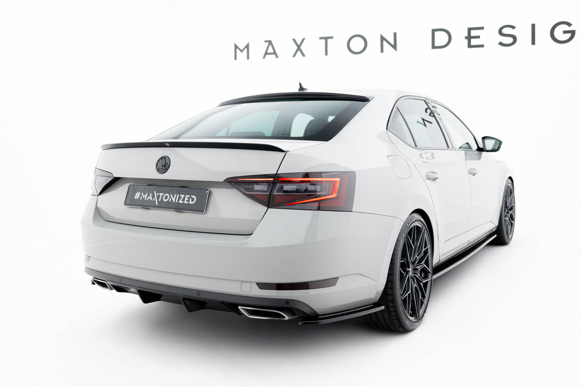 Spoiler CAP V.1 für Skoda Superb Liftback Mk3 / Mk3 Facelift schwarz Hochglanz