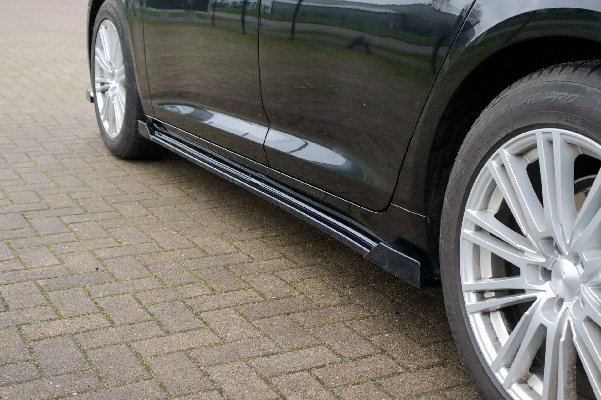 Seitenschwellersatz aus ABS mit seitlichem Wing vorne + hinten Audi A6 C8 Typ F2 Carbon Optik