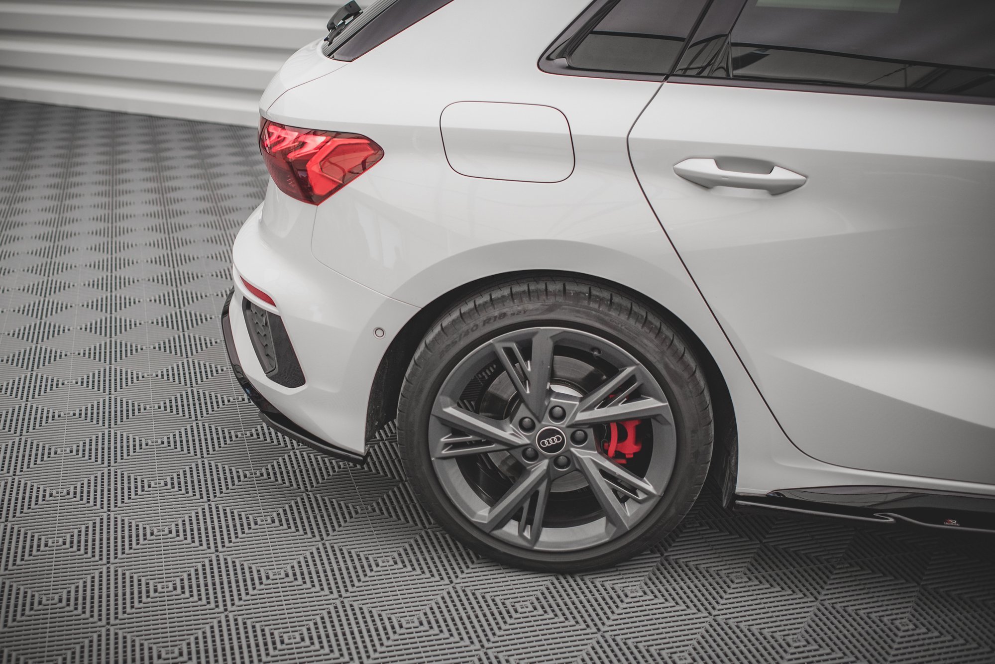 Street+ Heck Ansatz Flaps V.2 passend für Audi S3 / A3 S-Line Sportback 8Y schwarz Hochglanz