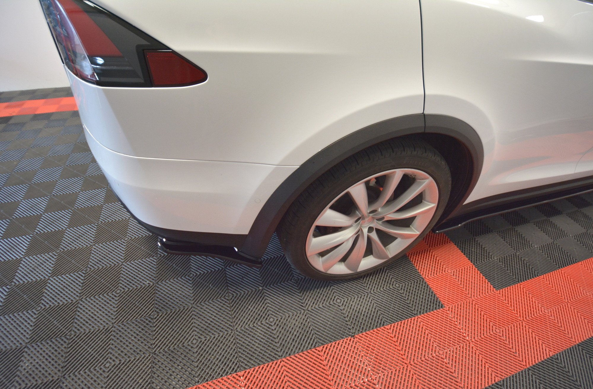 Diffusor Flaps V.1 passend für Tesla MODEL X schwarz Hochglanz
