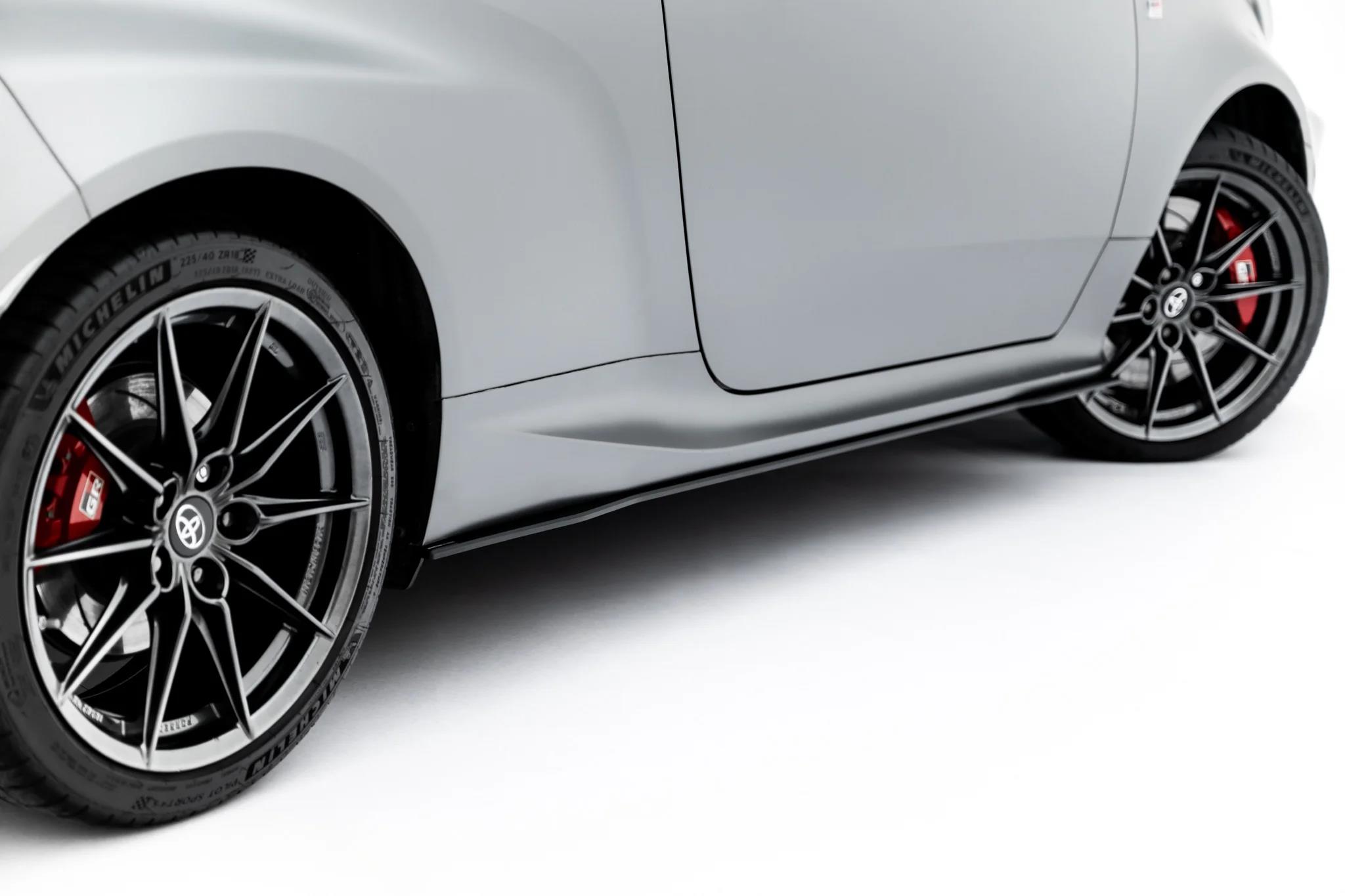 Seitenschweller Ansatz Paar passend für Toyota GR Yaris Mk4 Facelift roter Kern