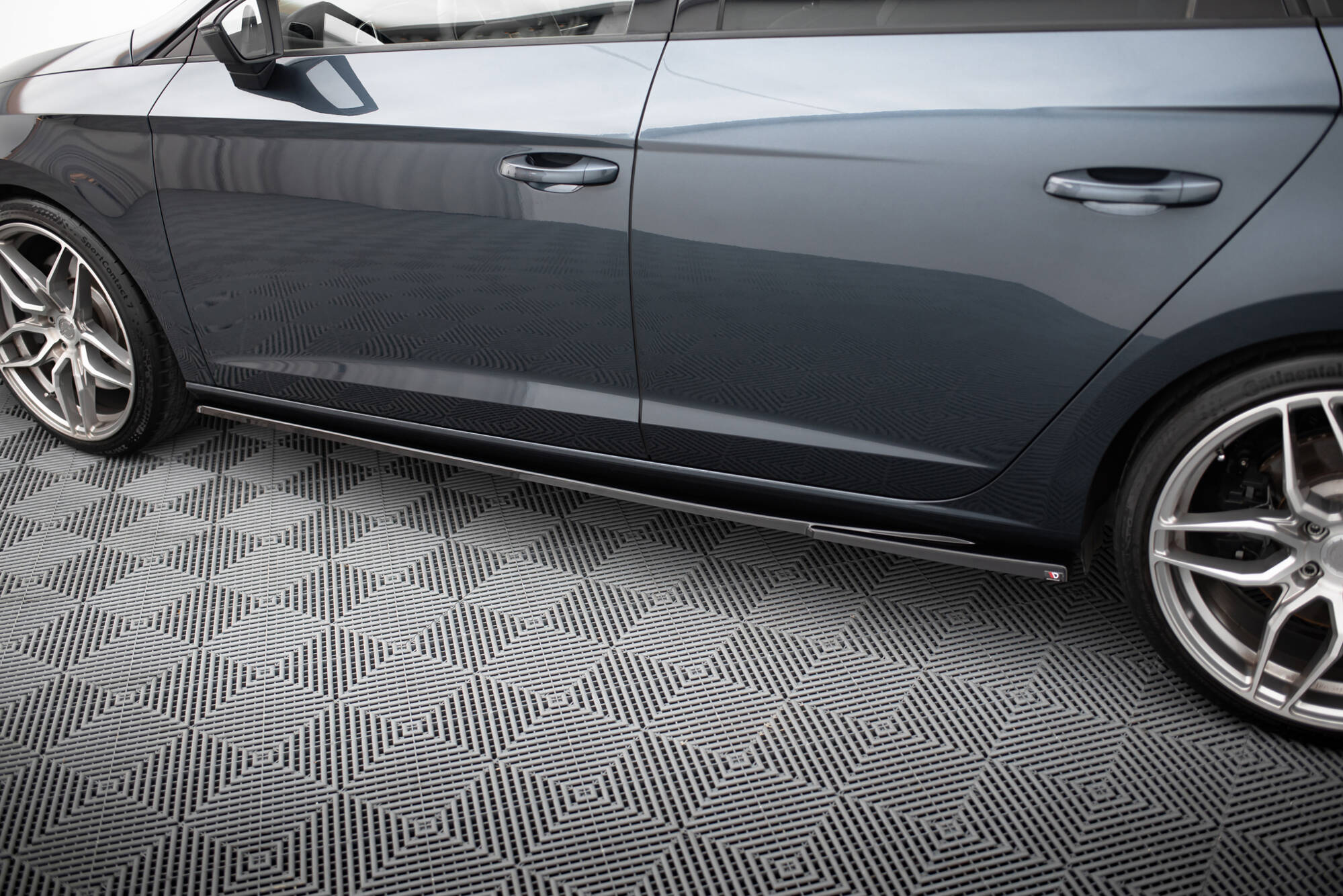 Seitenschweller Ansatz für V.5 Seat Leon Cupra / FR Mk3 / Mk3 Facelift schwarz Hochglanz