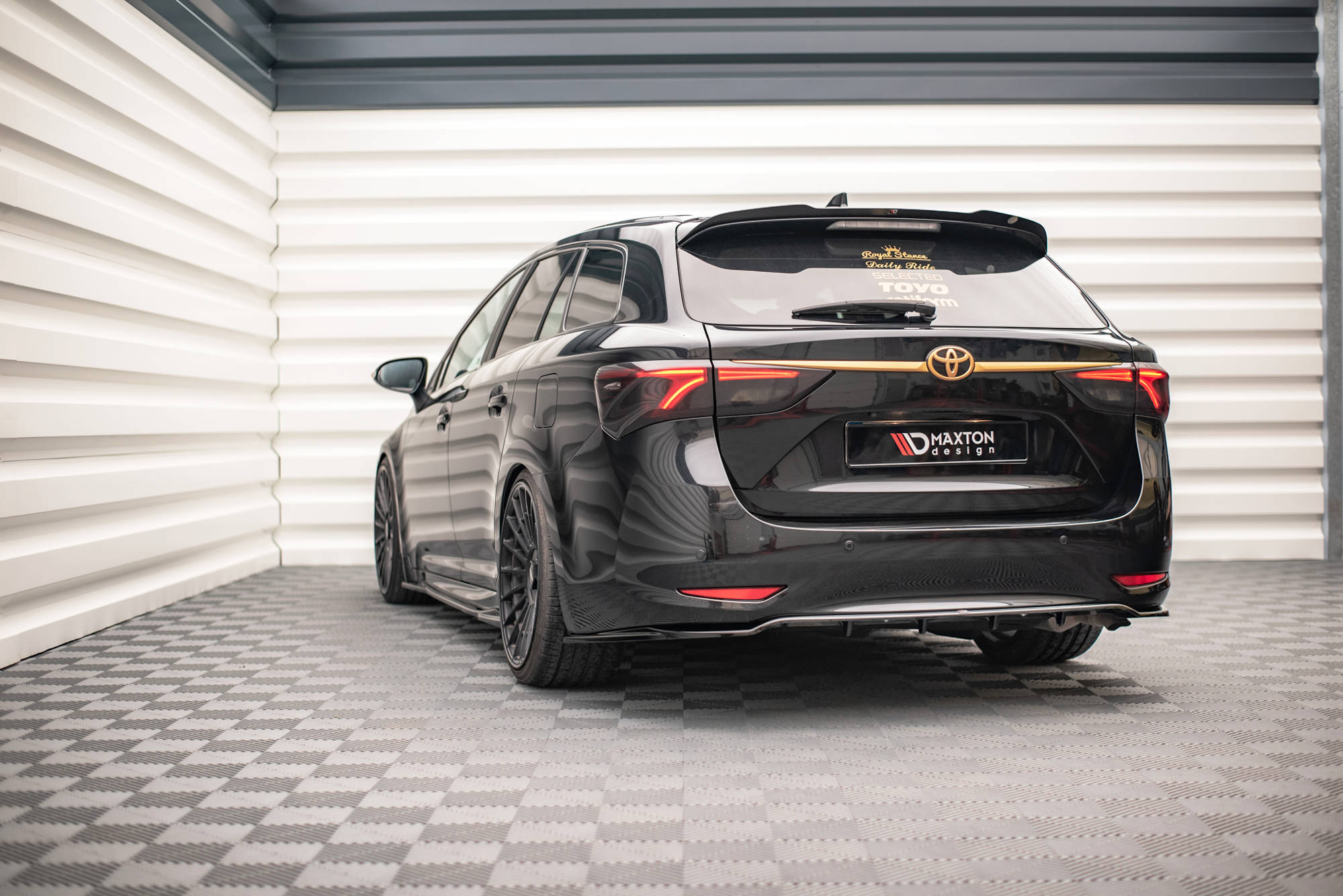Street+ Mittlerer Diffusor RACE Heck Ansatz passend für Toyota Avensis Wagon Mk3 FL schwarz Hochglanz