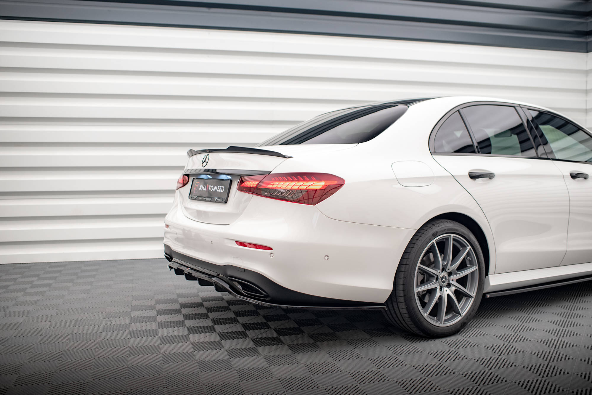 Street+ Mittlerer Diffusor RACE Heck Ansatz passend für Mercedes E AMG-Line Limousine W213 FL schwarz Hochglanz