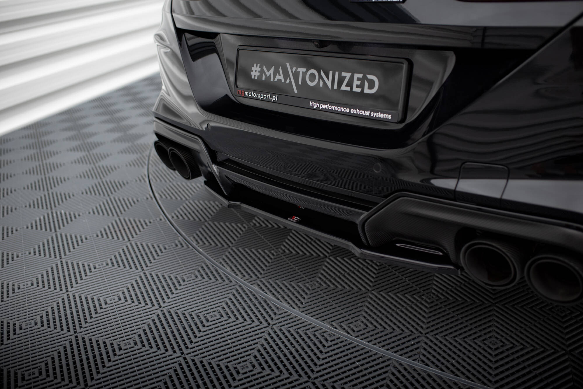Street+ Mittlerer Diffusor Heck Ansatz passend für BMW M8 Gran Coupe F93 / Coupe F92 schwarz Hochglanz