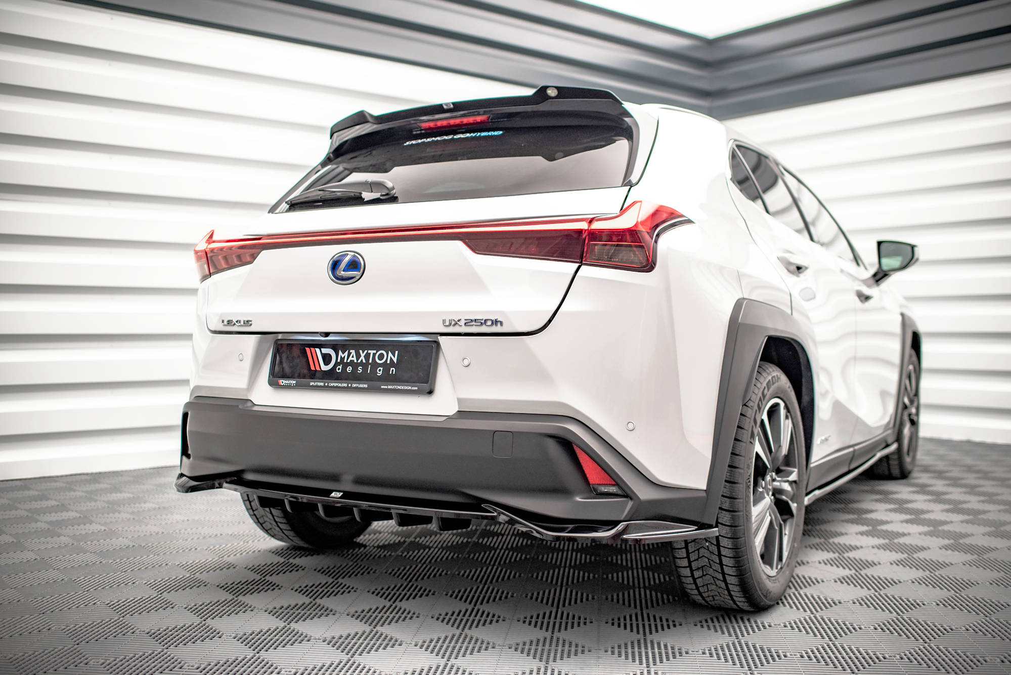 Street+ Mittlerer Diffusor RACE Heck Ansatz passend für Lexus UX Mk1 schwarz Hochglanz