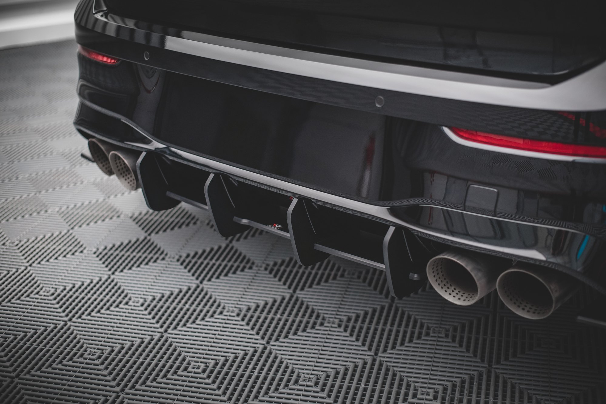 Street Pro Heckschürze Heck Ansatz Diffusor passend für VW Golf R Mk8 schwarz-rot