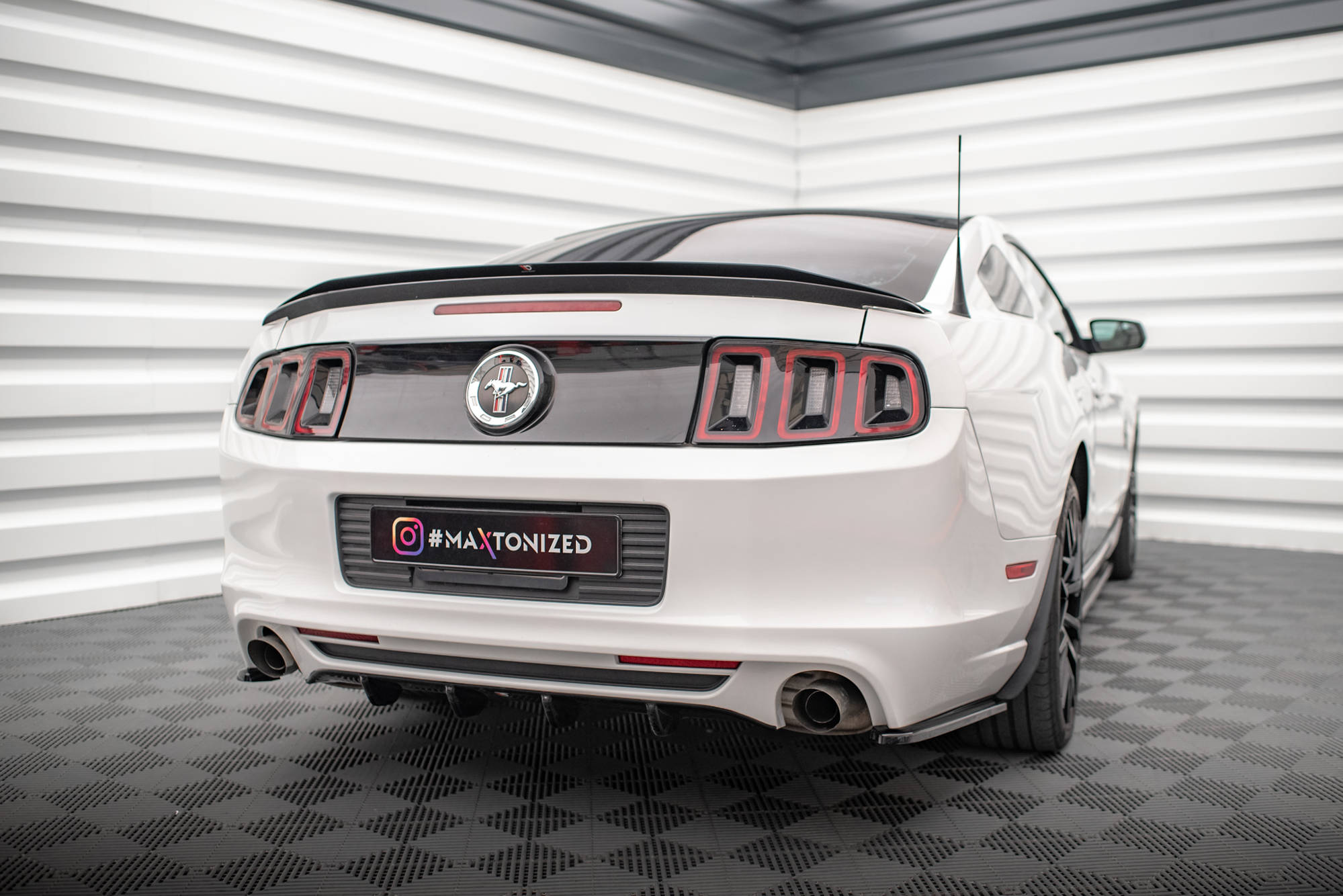 Street+ Heck Ansatz Diffusor passend für Ford Mustang Mk5 FL schwarz Hochglanz