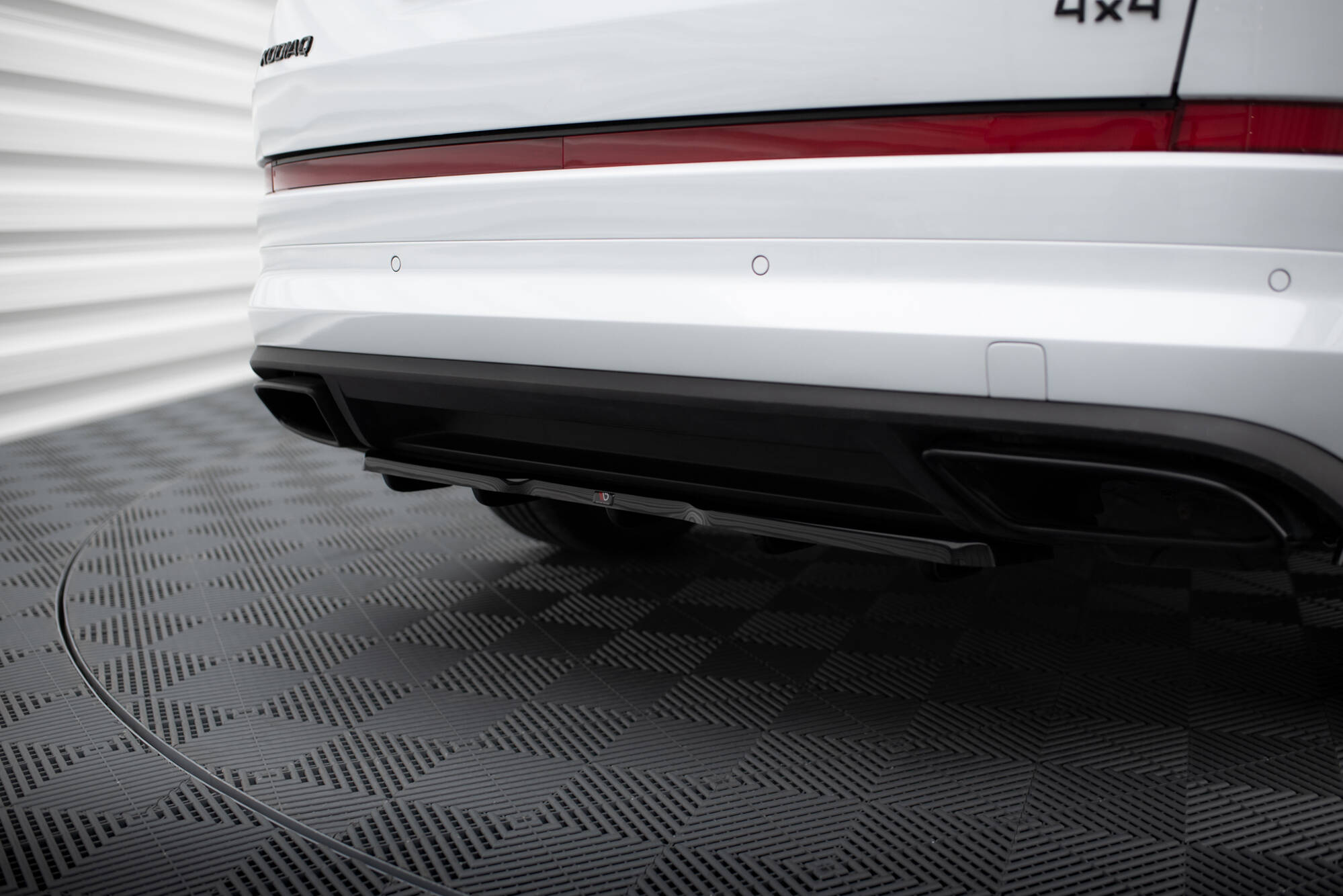 Mittlerer Cup Diffusor DTM Look Heck Ansatz für Skoda Kodiaq RS Mk1 / Mk1 Facelift schwarz Hochglanz