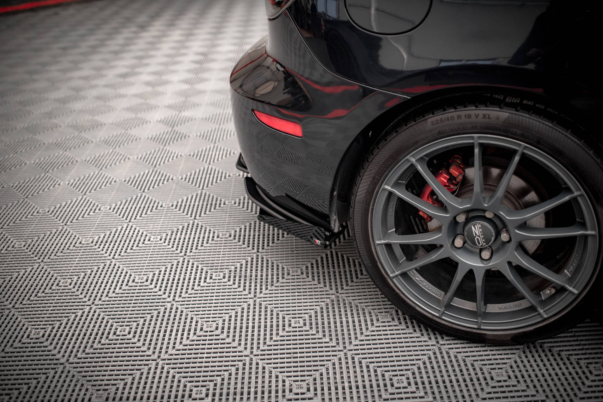 Hintere Seiten Flaps passend für Mazda 3 MPS Mk1 schwarz Hochglanz