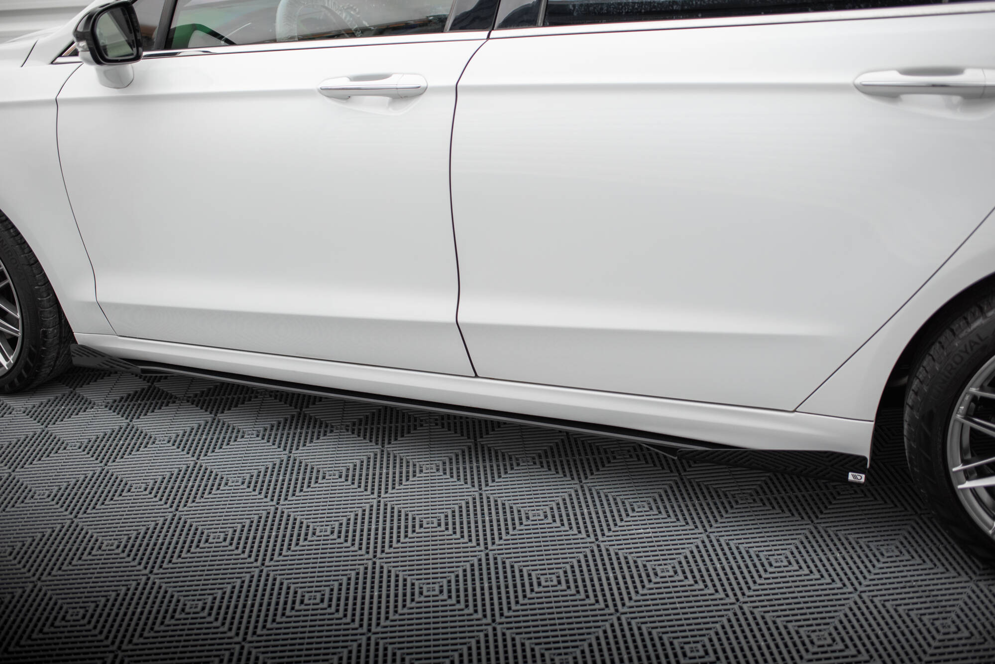 Street Pro Seitenschweller Leisten passend für Ford Mondeo Sport Mk5 FL / Fusion Sport Mk2 FL rot+ Hochglanz Flaps