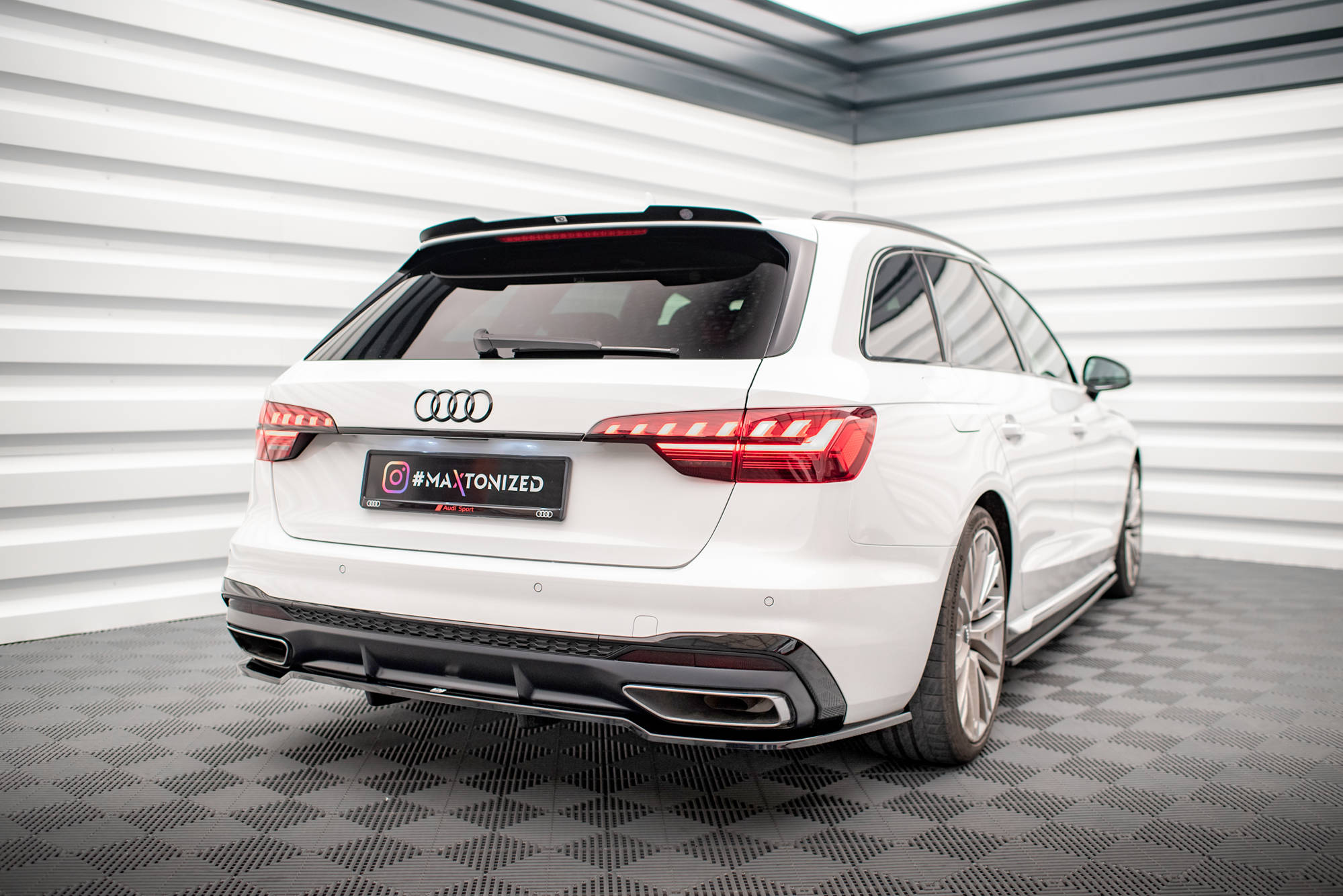 Street+ Mittlerer Diffusor RACE Heck Ansatz V.1 passend für Audi A4 S-Line B9 FL schwarz Hochglanz