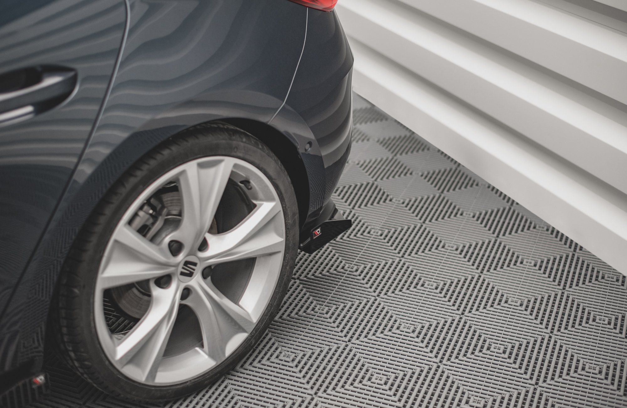 Street Pro Heck Ansatz Diffusor + Flaps passend für Seat Leon FR Hatchback Mk4 schwarz Hochglanz