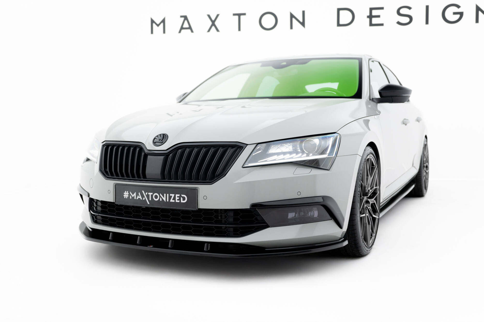Airintakes Leuchten Rahmen passend für Skoda Superb Liftback / Combi Mk3 schwarz Hochglanz