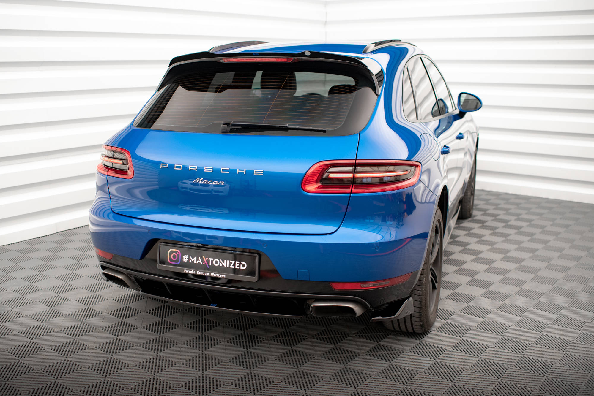 Street+ Mittlerer Diffusor Heck Ansatz passend für Porsche Macan Mk1 schwarz Hochglanz