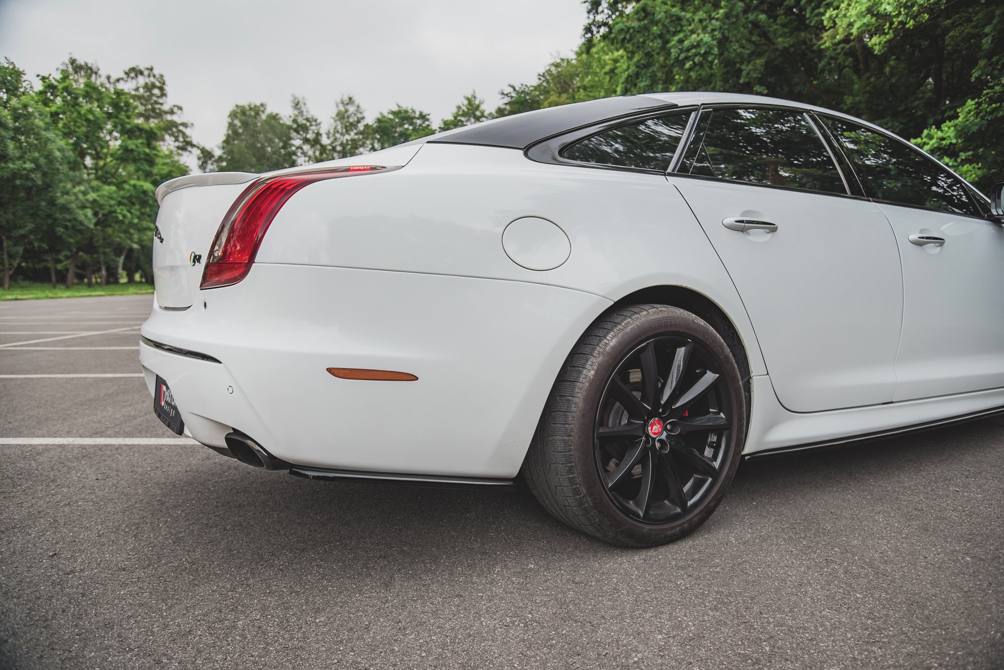 Heck Ansatz Flaps Diffusor für Jaguar XJ R-Sport X351 Facelift schwarz Hochglanz