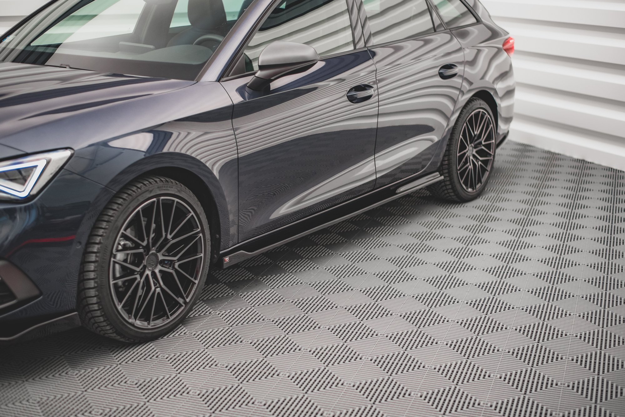 Street+ Seitenschweller Leisten V.2 passend für Seat Leon FR ST / Hatchback Mk4 / CUPRA Leon ST / Hatchback Mk1 / Mk1 FL schwarz Hochglanz