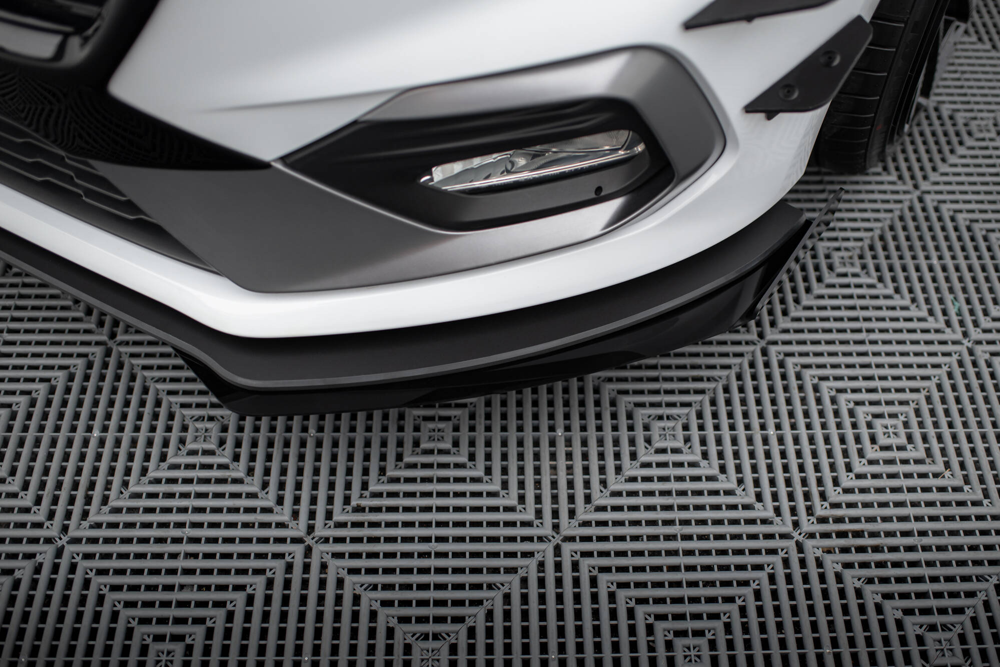 Street Pro Front Ansatz für + Front Stoßstangen Racing Flaps passend für Ford Fiesta Mk8 ST / ST-Line schwarz Hochglanz