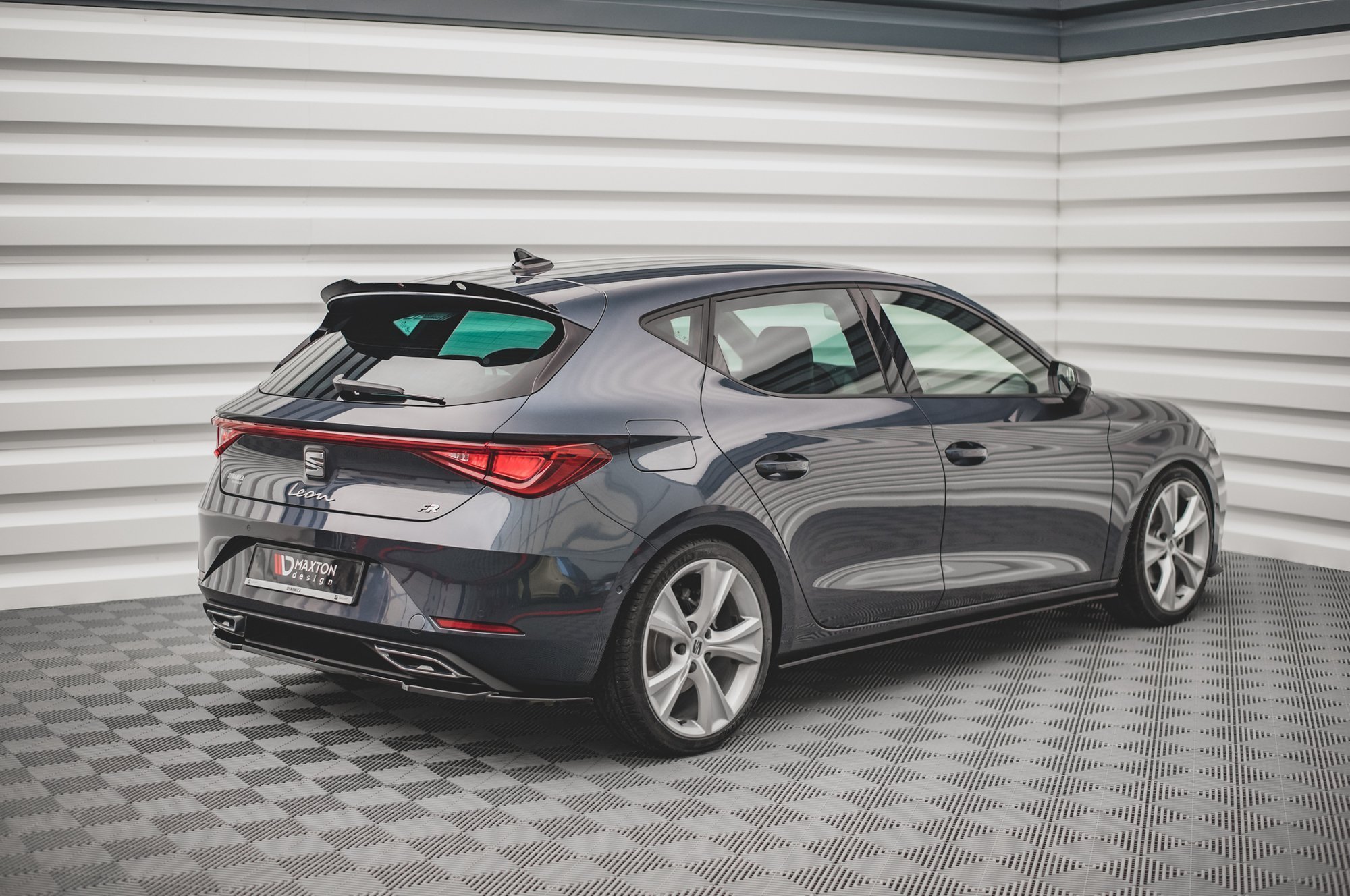 Street+ Mittlerer Diffusor Heck Ansatz passend für Seat Leon FR Hatchback Mk4 schwarz Hochglanz