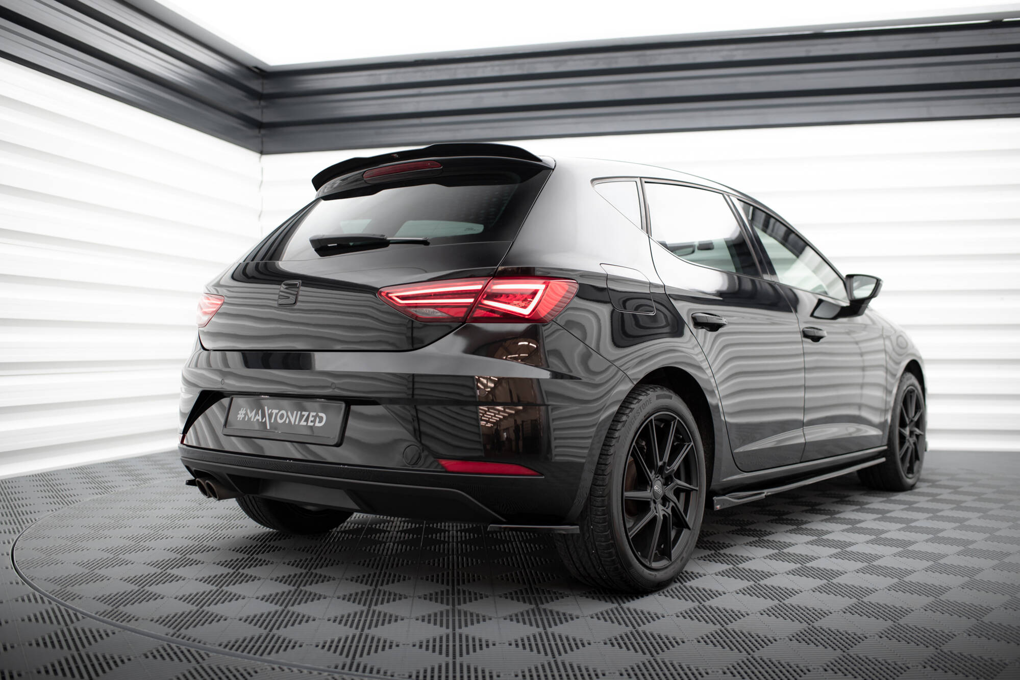 Street+ Heck Ansatz Flaps V.1 passend für Seat Leon Hatchback Mk3 FL schwarz Hochglanz