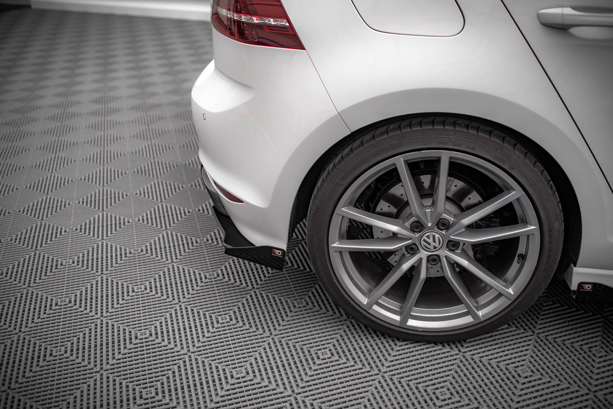 Hintere Seiten Flaps passend für VW Golf R Mk7 schwarz Hochglanz