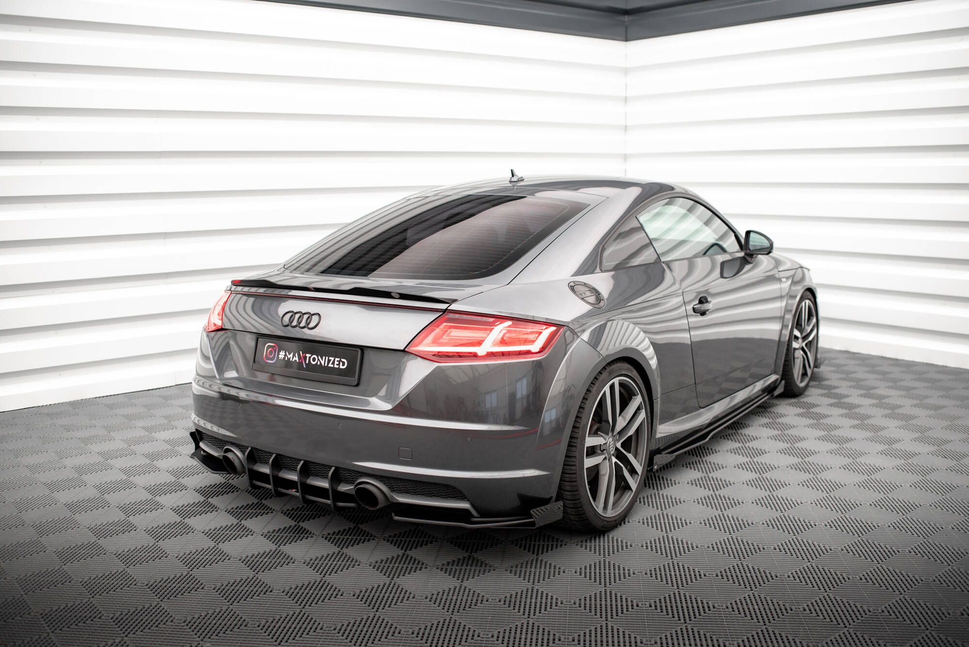 Hintere Seiten Flaps passend für Audi TT S-Line 8S schwarz Hochglanz