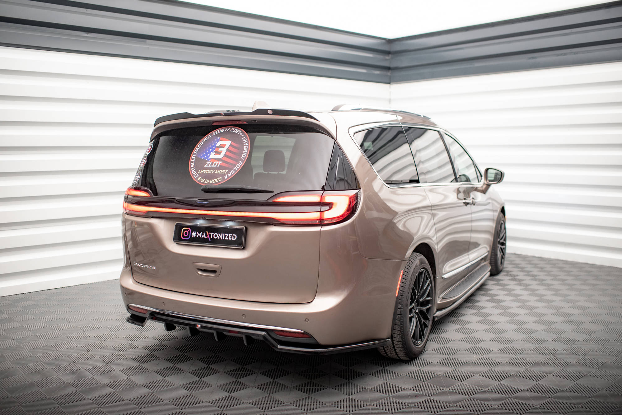Diffusor Heckansatz passend für Chrysler Pacifica Mk2 schwarz Hochglanz