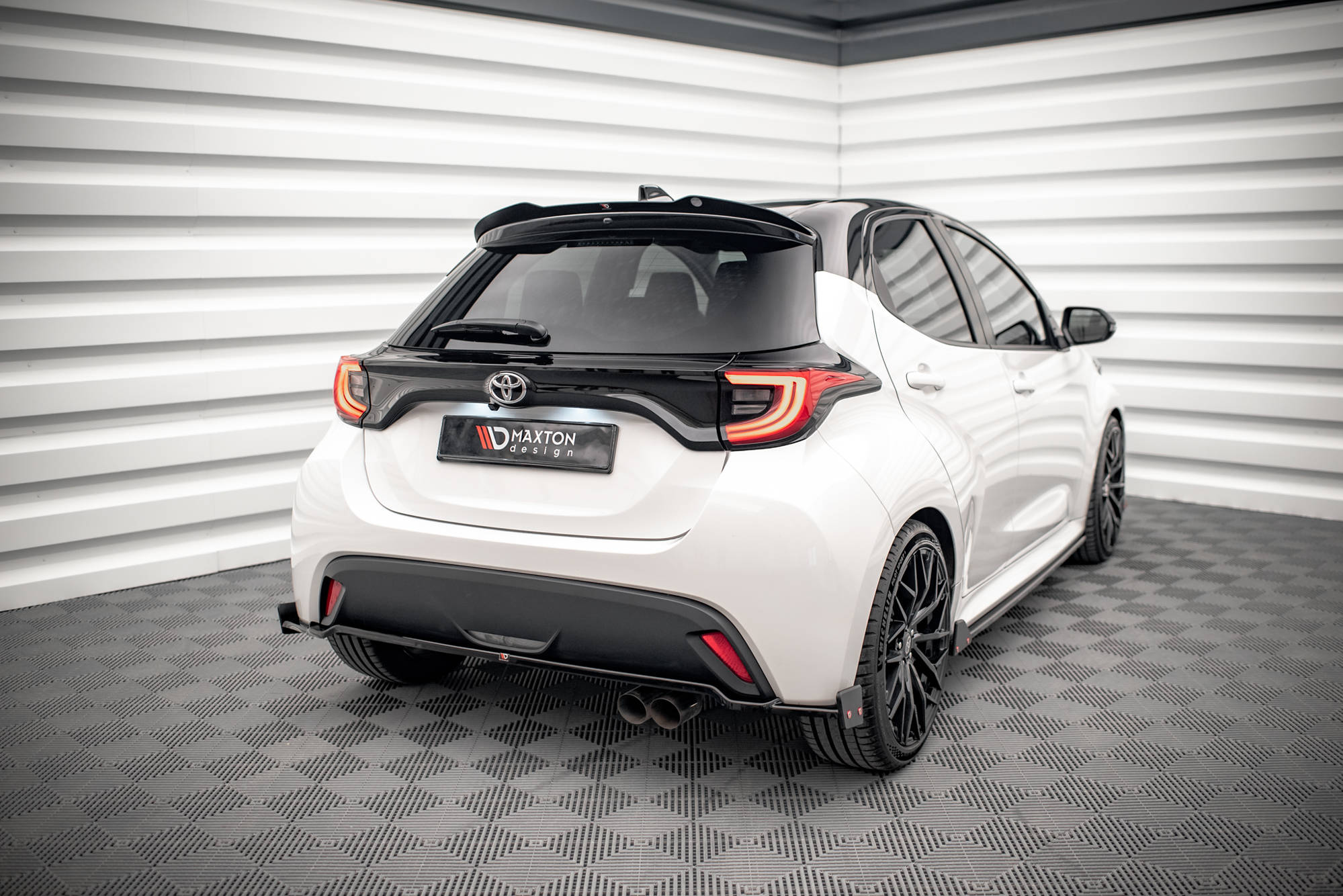 Heck Spoiler Aufsatz Abrisskante V.2 passend für Toyota Yaris Mk4 schwarz Hochglanz