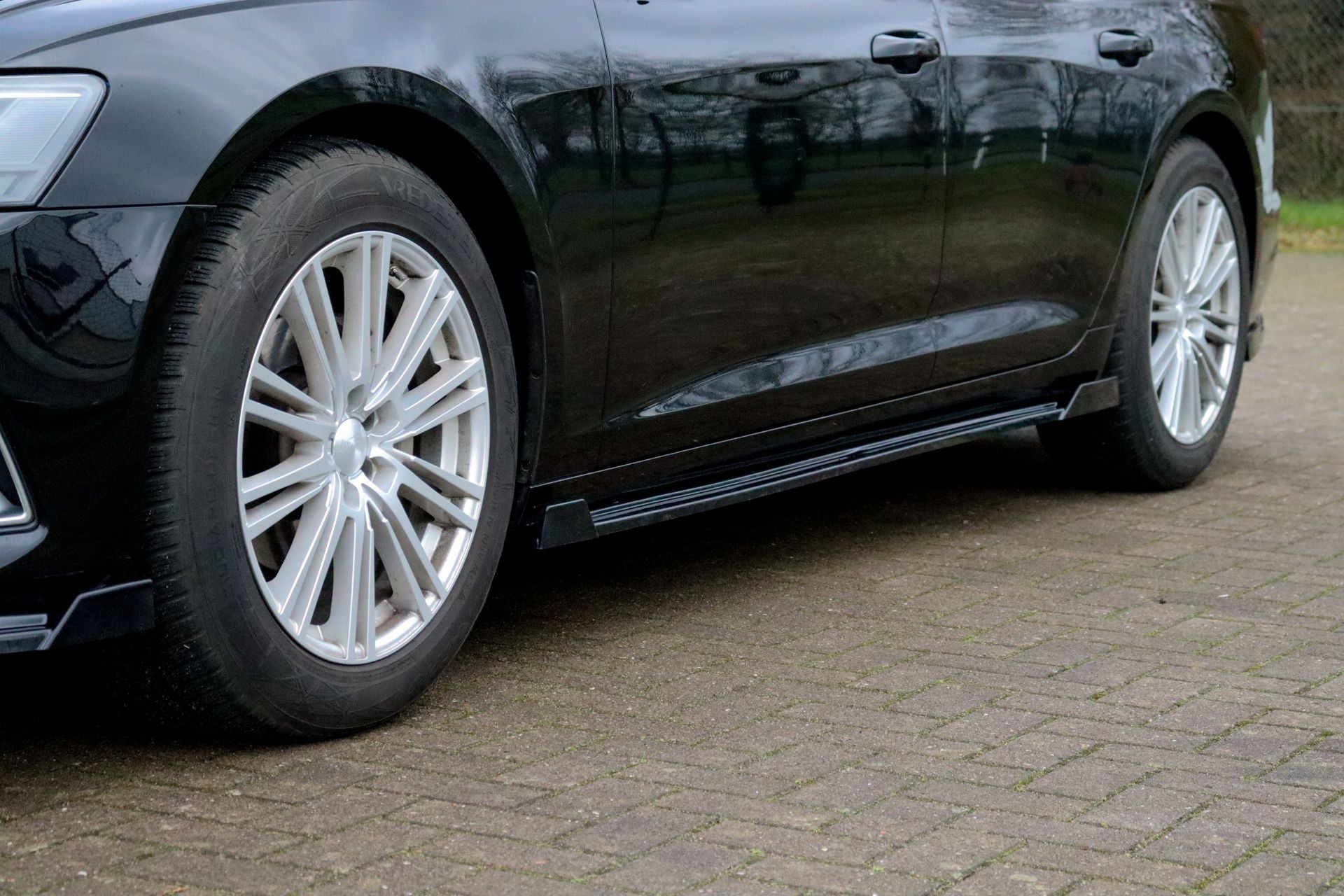 Seitenschwellersatz aus ABS mit seitlichem Wing vorne + hinten Audi A6 C8 Typ F2 Carbon Optik