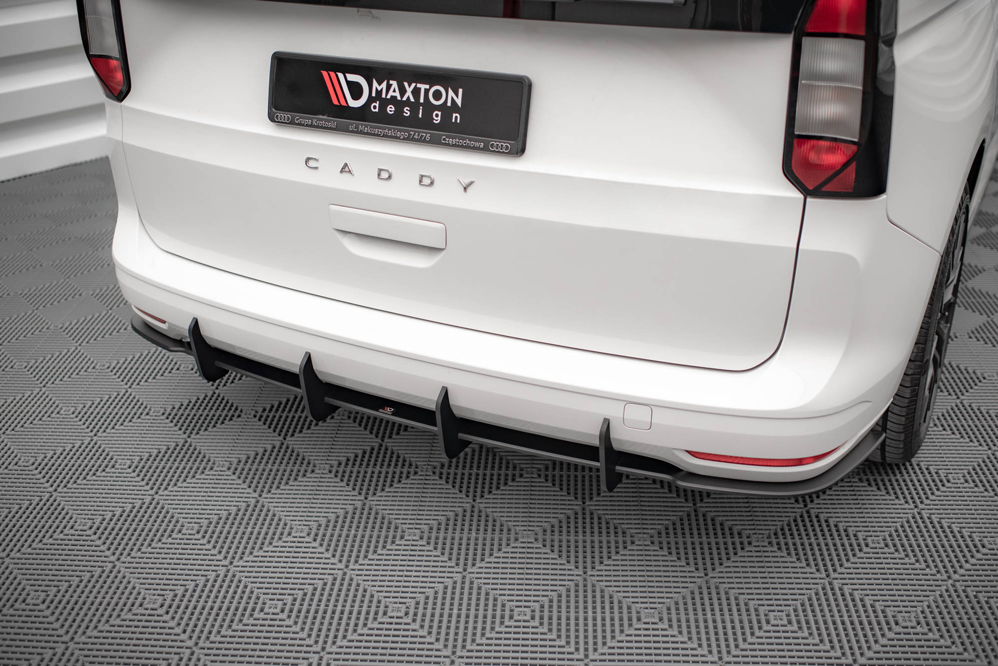 Street Pro Heckschürze Heck Ansatz Diffusor passend für VW Caddy Mk5 schwarz-rot