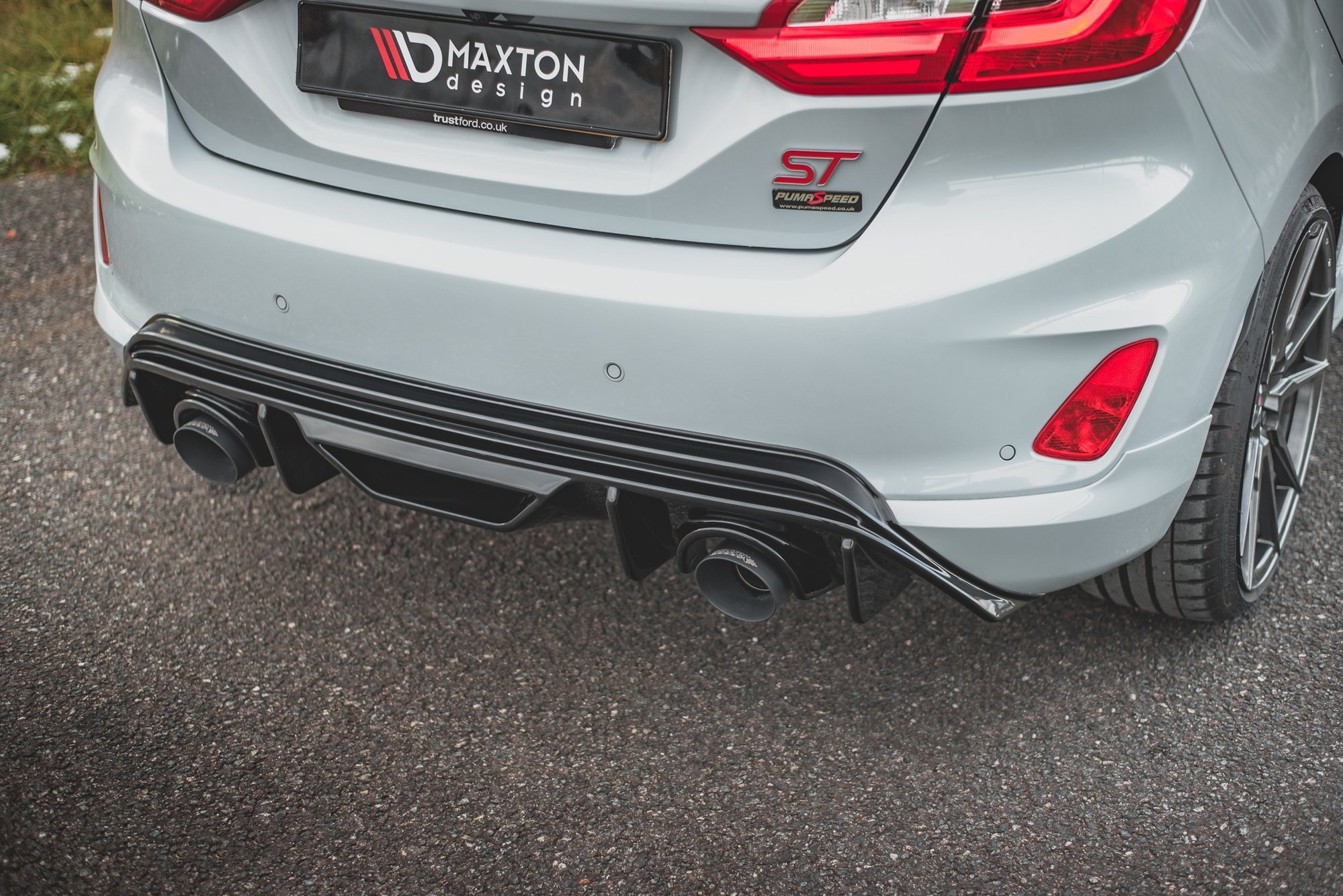 Heckansatz Diffusor passend für Ford Fiesta ST mk8 schwarz Hochglanz+Milltek Sport Endschalldämpfer poliert