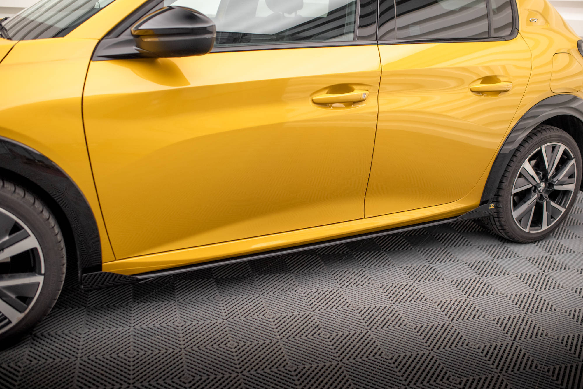 Street Pro Seitenschweller Leisten + Flaps passend für Peugeot 208 GT Mk2 schwarz Hochglanz