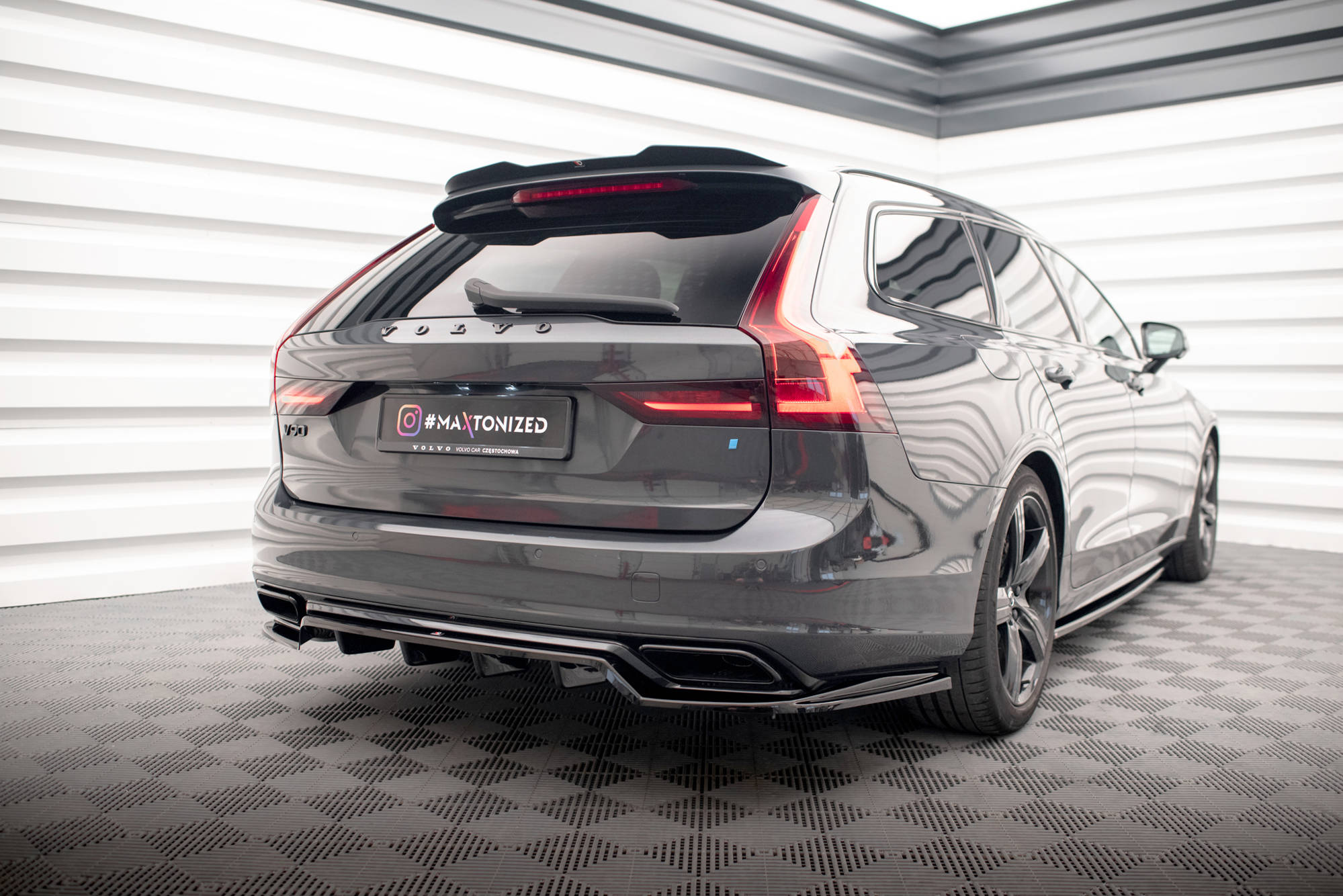 Street+ Mittlerer Diffusor RACE Heck Ansatz passend für Volvo V90 / S90 R-Design Mk2 schwarz Hochglanz