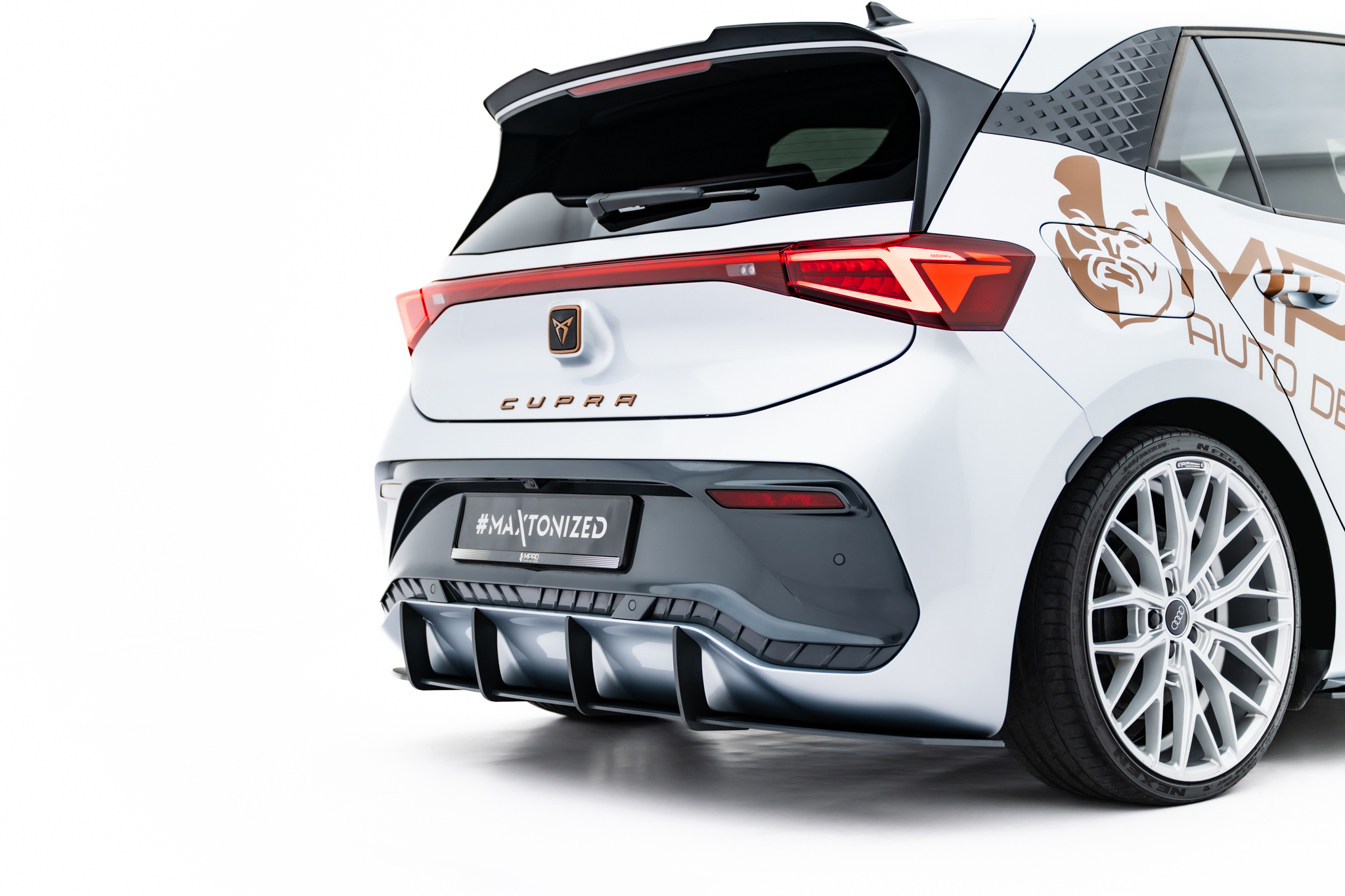 Heckansatz Diffusor passend für CUPRA Born Mk1 schwarz-rot