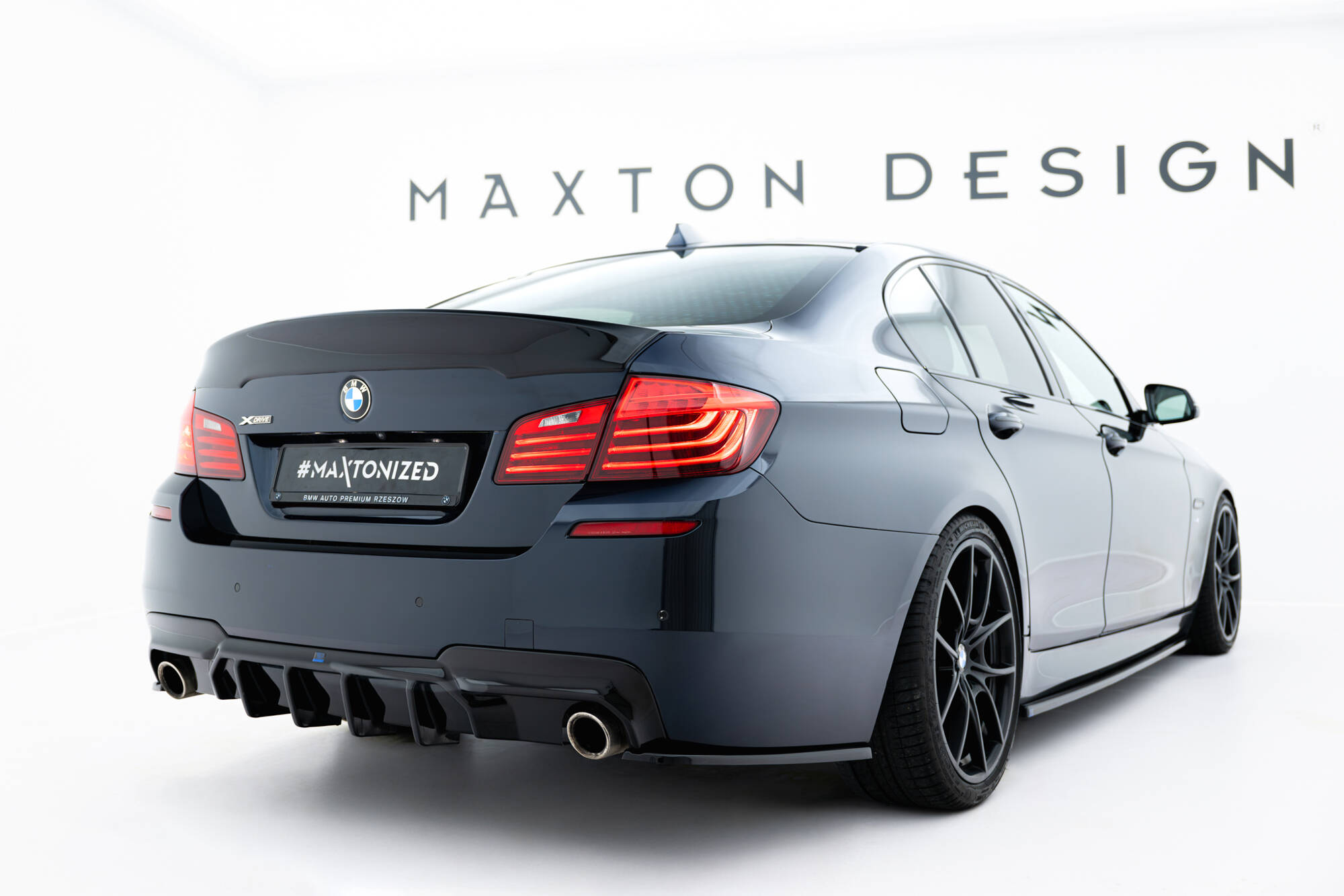 Street+ Heck Ansatz Diffusor V.2 passend für BMW 5er M-Paket F10 / F11 Einzelauspuff li. re. schwarz Hochglanz