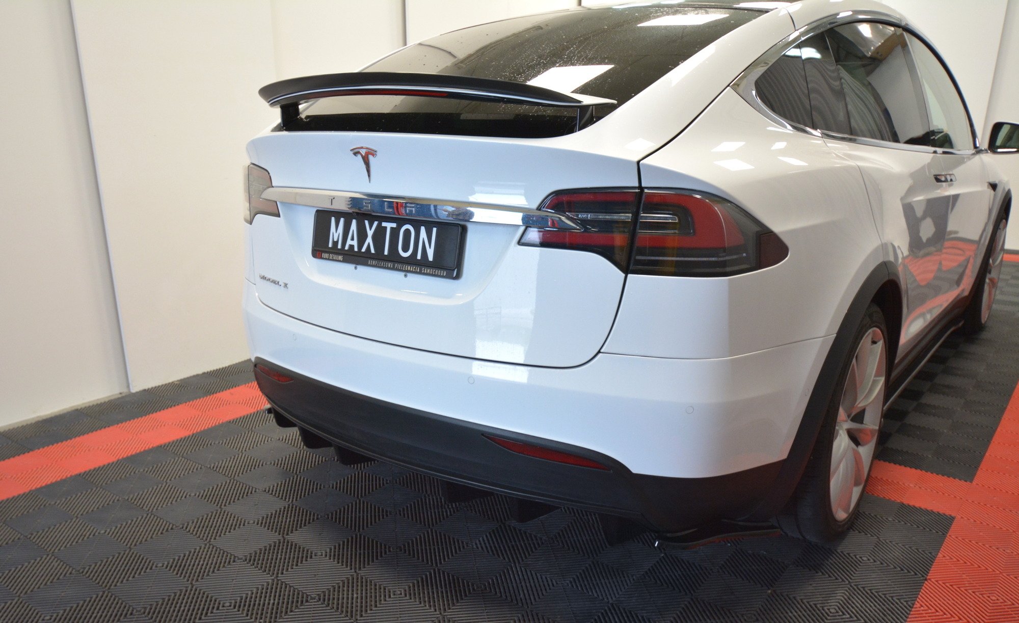 Heckspoiler Lippe V.2 passend für Tesla MODEL X schwarz Hochglanz