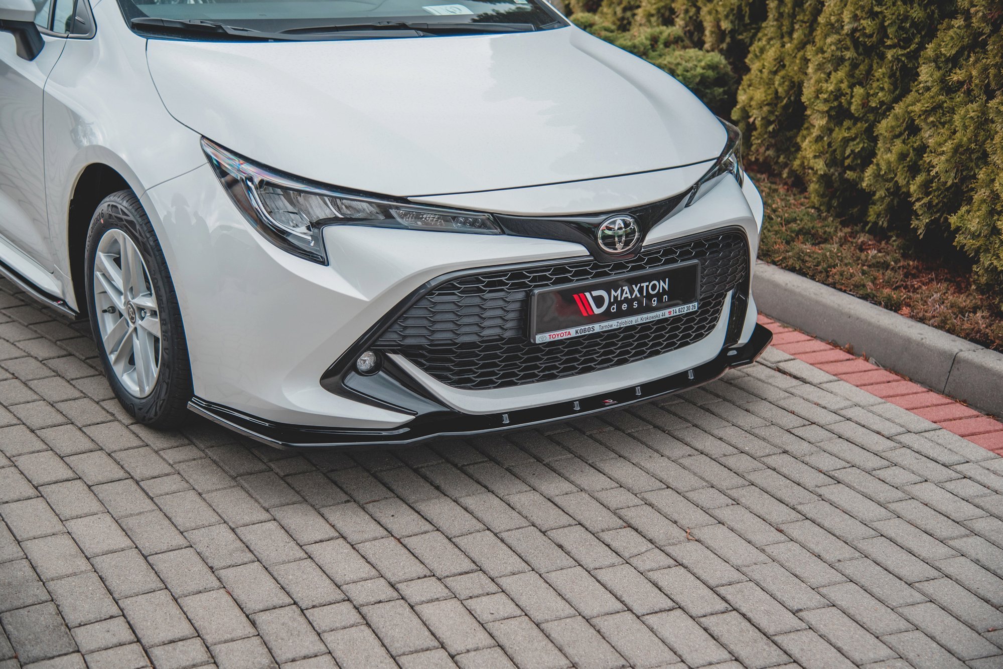 Front Ansatz V.1 für Toyota Corolla XII Touring Sports/ Hatchback schwarz Hochglanz
